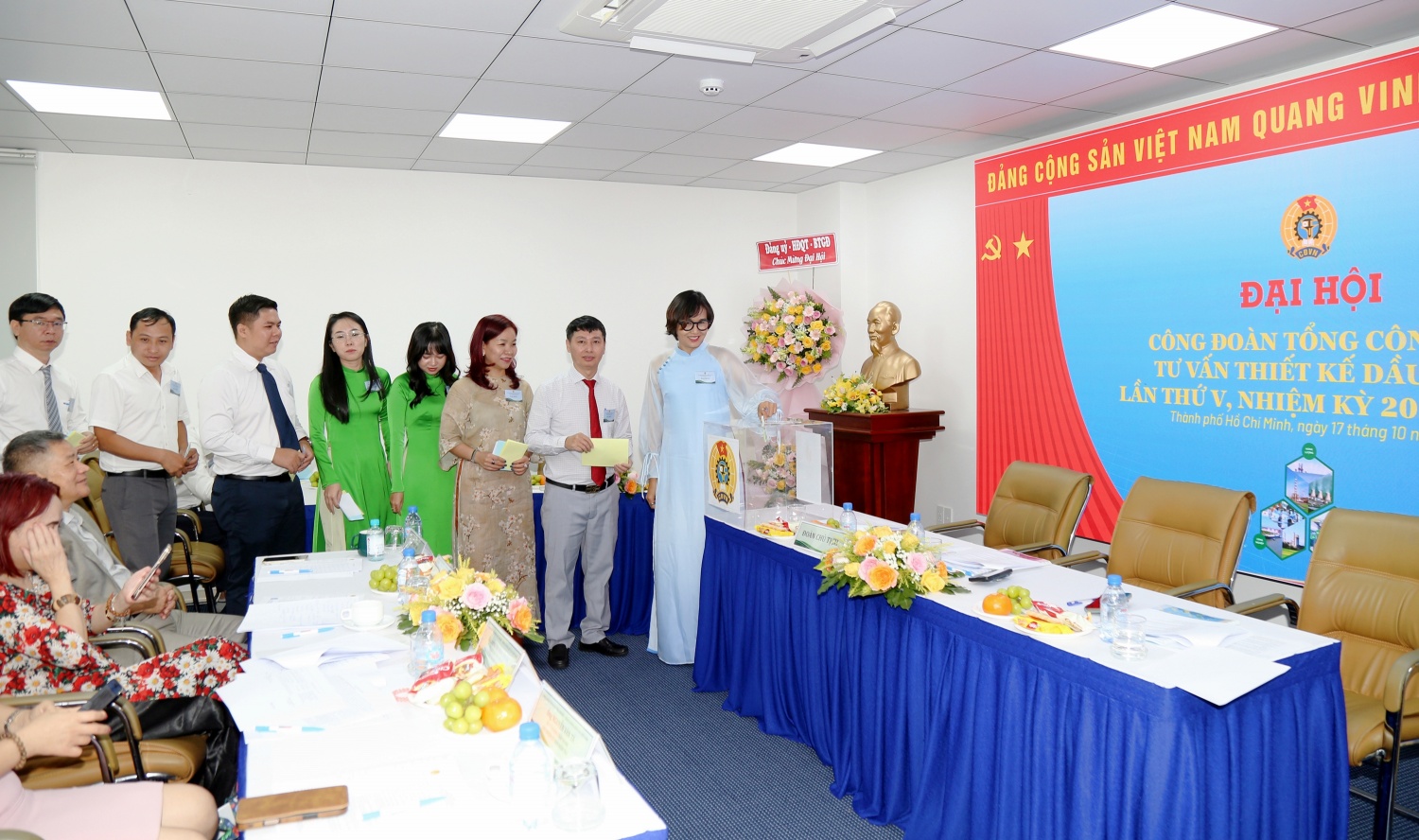 Công đoàn PVE: Đổi mới, đoàn kết, vì sự phát triển bền vững Các đại biểu bỏ phiếu bầu Ban Chấp hành khóa mới.