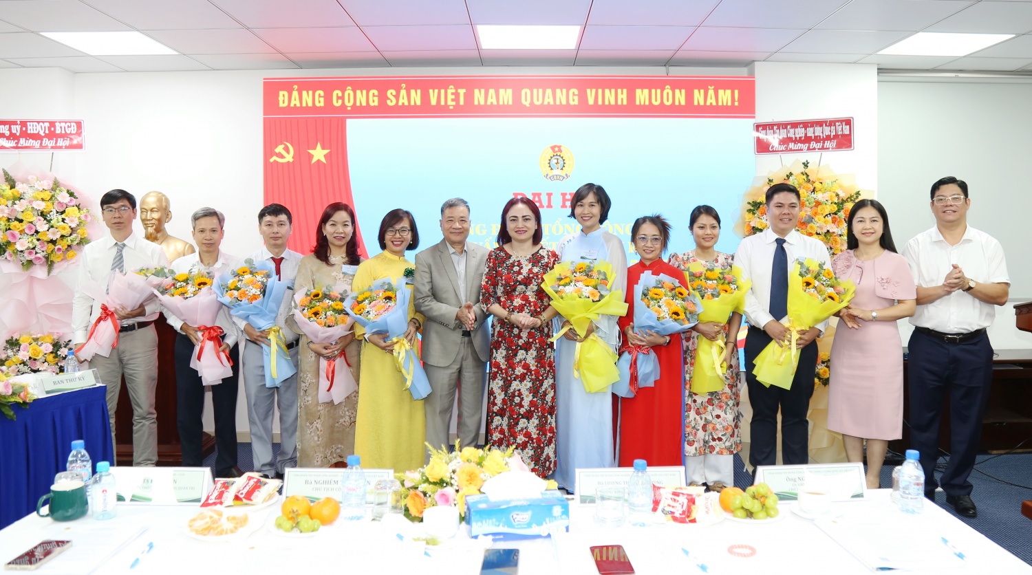 Công đoàn PVE: Đổi mới, đoàn kết, vì sự phát triển bền vững Lãnh đạo Công đoàn Petrovietnam và lãnh đạo PVE chúc mừng Ban Chấp hành Công đoàn PVE khóa V, nhiệm kỳ 2025-2030.