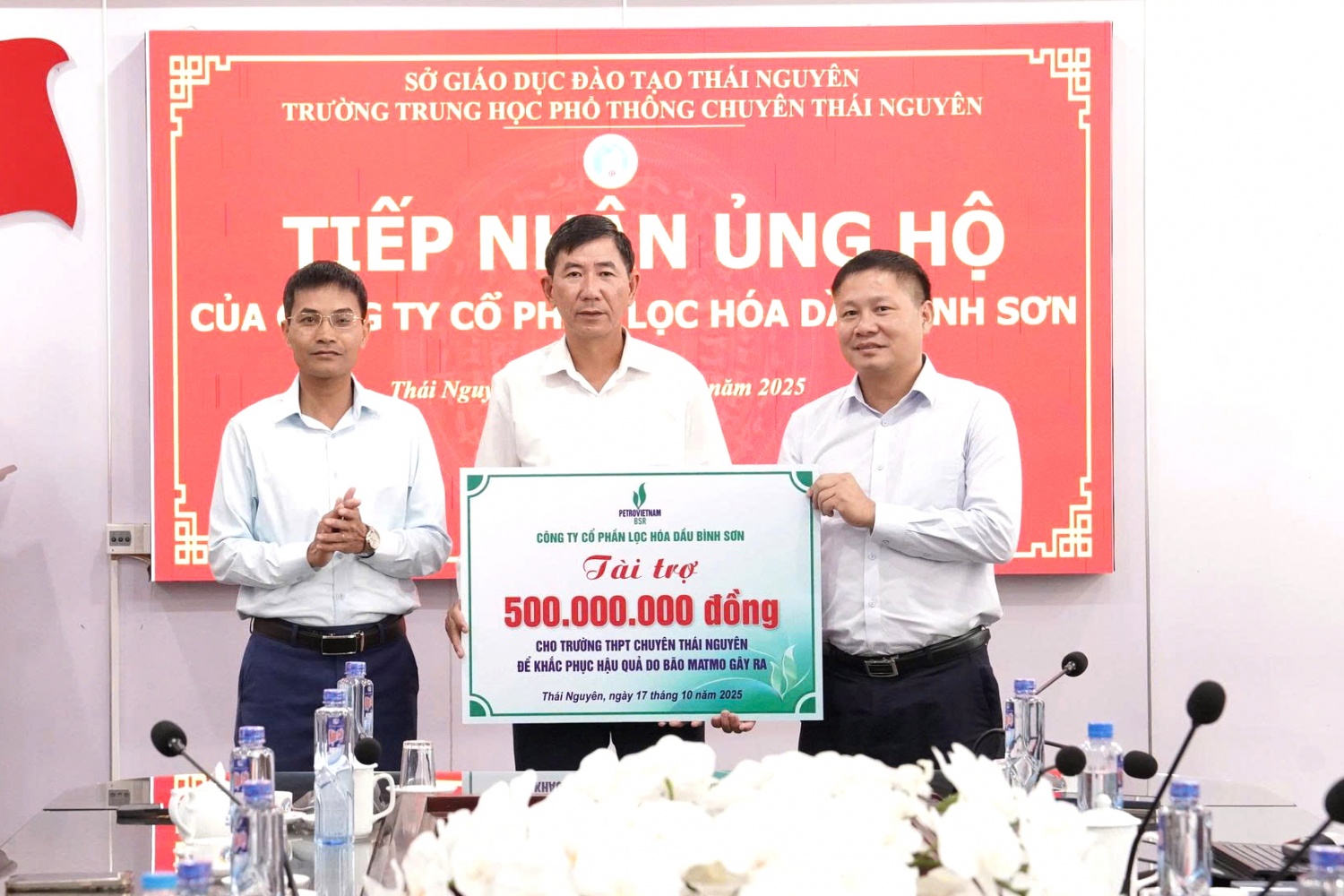Ông Bùi Ngọc Dương, Bí thư Đảng ủy, Chủ tịch HĐQT BSR (ngoài cùng bên phải) trao biểu trưng tài trợ 500 triệu đồng cho Trường THPT Chuyên Thái Nguyên.