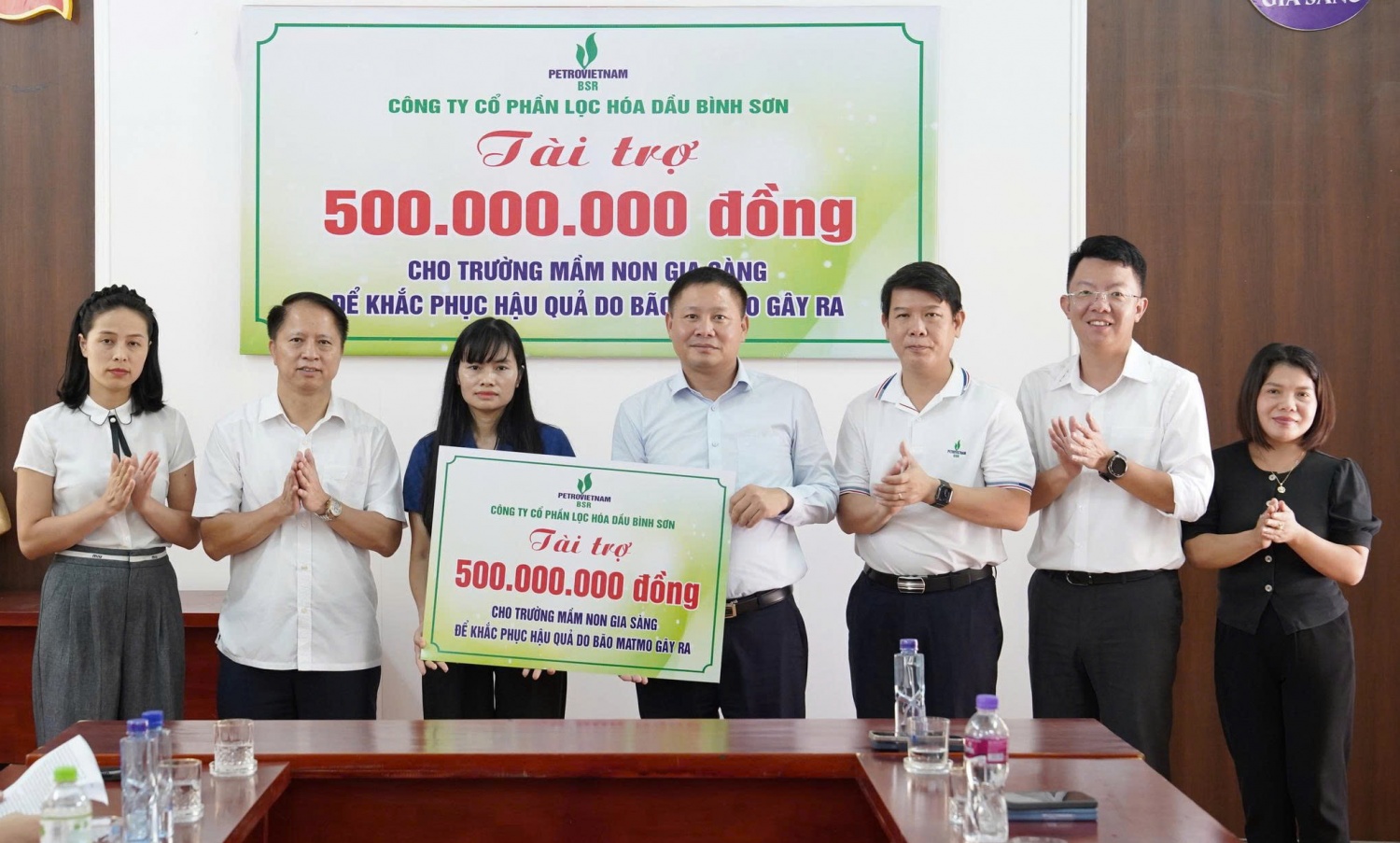 Ông Bùi Ngọc Dương, Bí thư Đảng ủy, Chủ tịch HĐQT BSR trao biểu trưng tài trợ 500 triệu đồng cho Trường Mầm non Gia Sàng.
