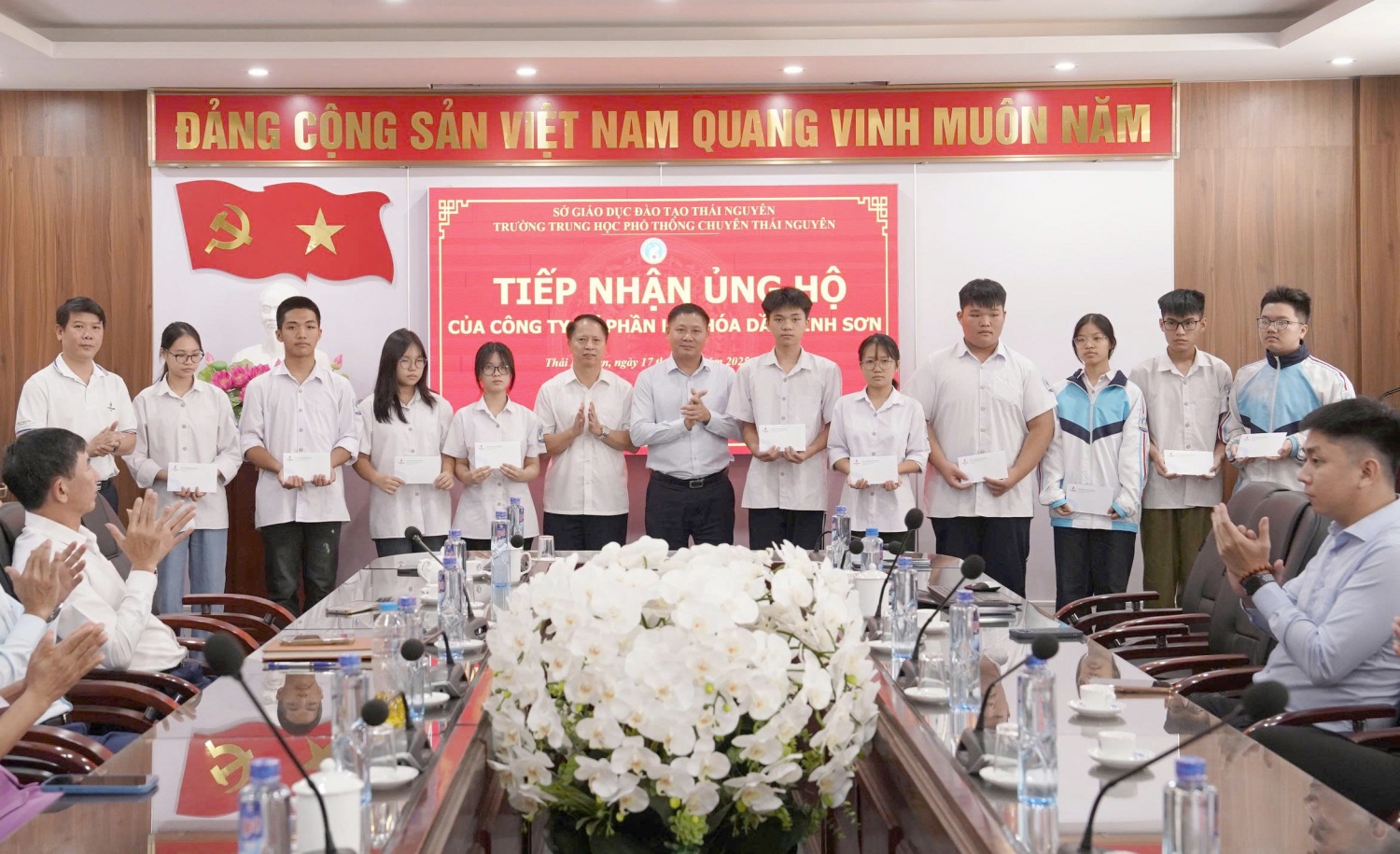 Đại diện lãnh đạo BSR trao quà hỗ trợ cho các học sinh nghèo vượt khó.