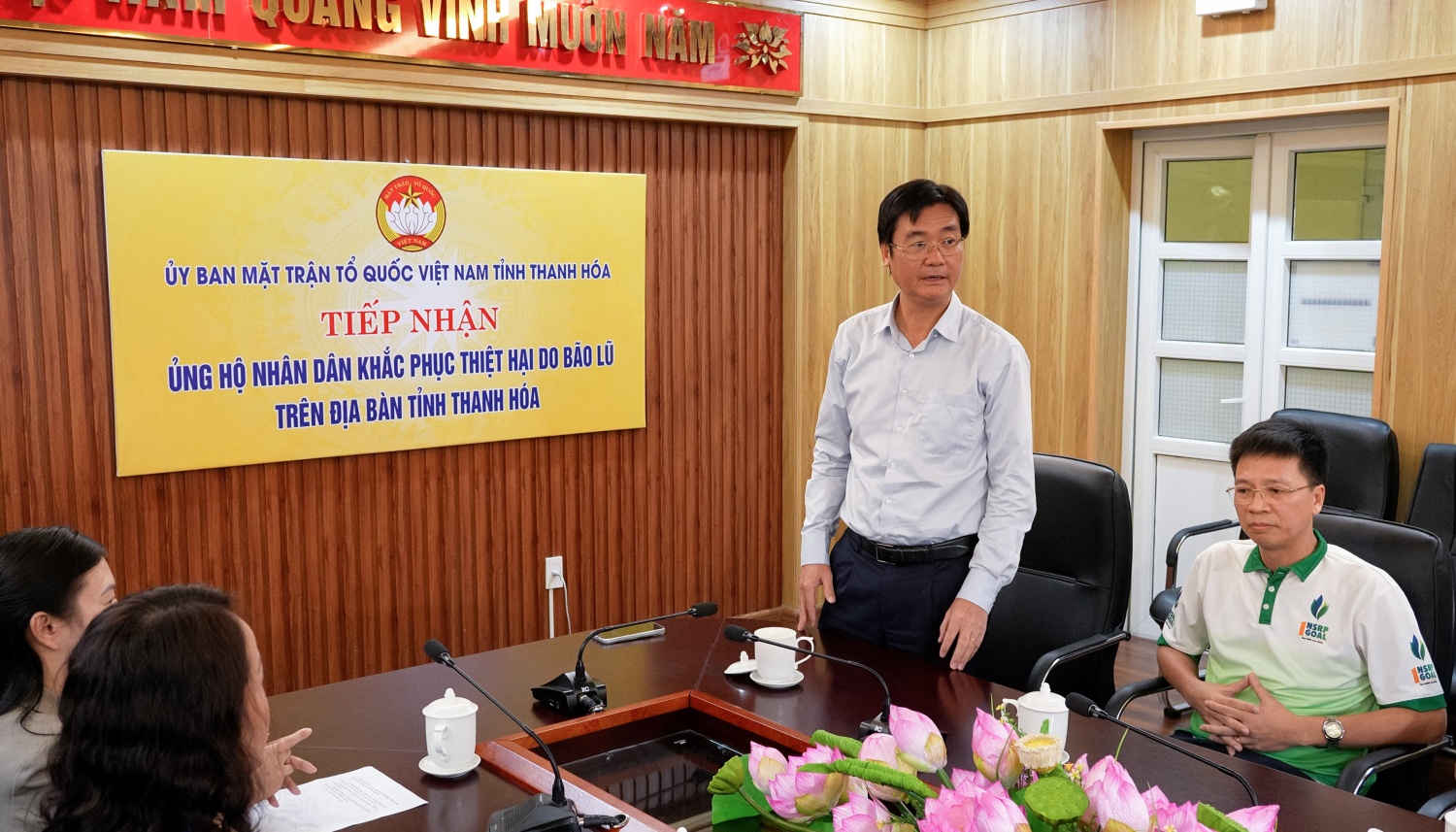 Đồng chí Nguyễn Mạnh Kha chia sẻ với những khó khăn, mất mát mà bà con nhân dân tỉnh Thanh Hóa đang phải gánh chịu.
