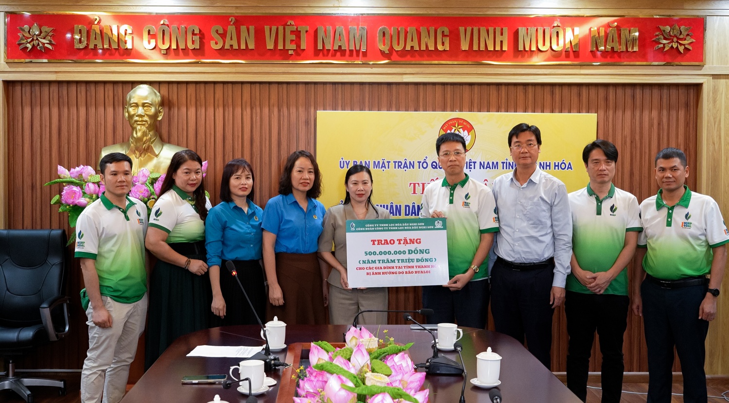 Đại diện NSRP trao hỗ trợ 500 triệu đồng cho bà con bị ảnh hưởng bởi bão số 10, với sự tiếp nhận của đồng chí Nguyễn Thị Phương - Phó Chủ tịch Ủy ban MTTQ Việt Nam tỉnh Thanh Hóa.