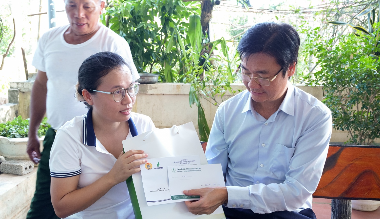 Chị Đỗ Thị Chung - đoàn viên NSRP tiếp nhận sự hỗ trợ từ đồng chí Nguyễn Manh Kha