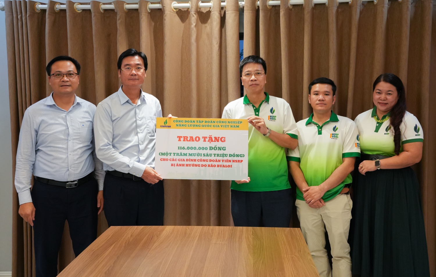 Công đoàn Petrovietnam trao tặng hỗ trợ cho các gia đình đoàn viên NSRP bị ảnh hưởng của bão số 10