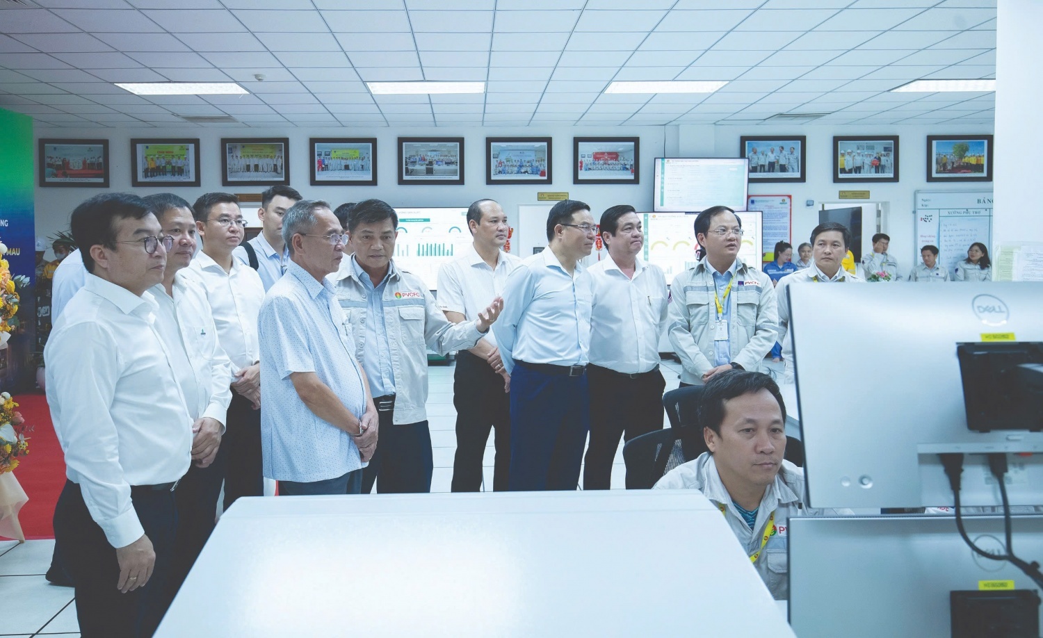 Lãnh đạo địa phương, Chủ tịch HĐTV Petrovietnam Lê Mạnh Hùng và các đại biểu nghe giới thiệu về quy trình vận hành nhà máy thông minh - Nhà máy Đạm Cà Mau