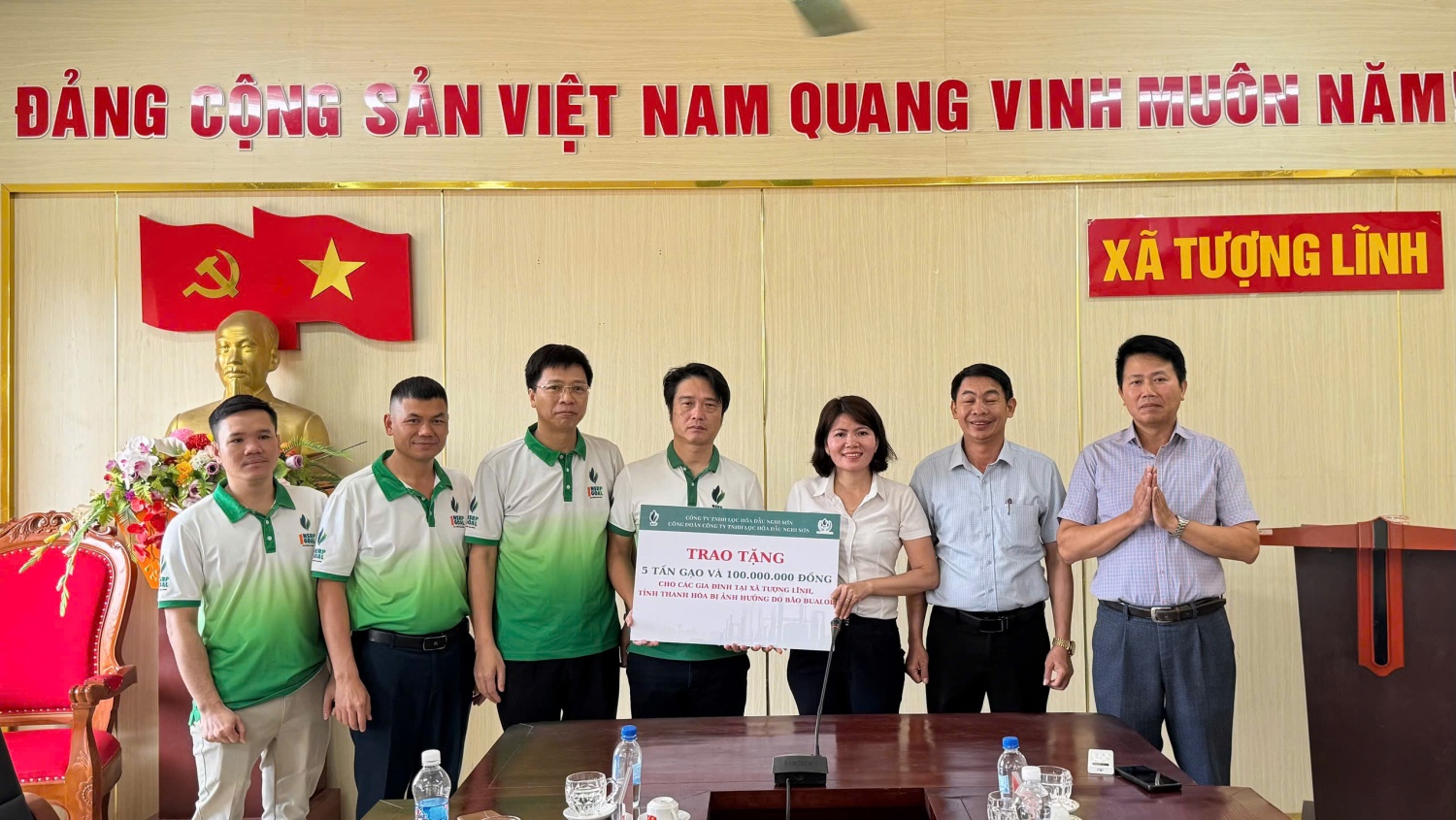  Đại diện NSRP trao hỗ trợ 100 triệu đồng cùng 5 tấn gạo cho các hộ gia đình tại xã Tượng Lĩnh bị thiệt hại do bão số 10.