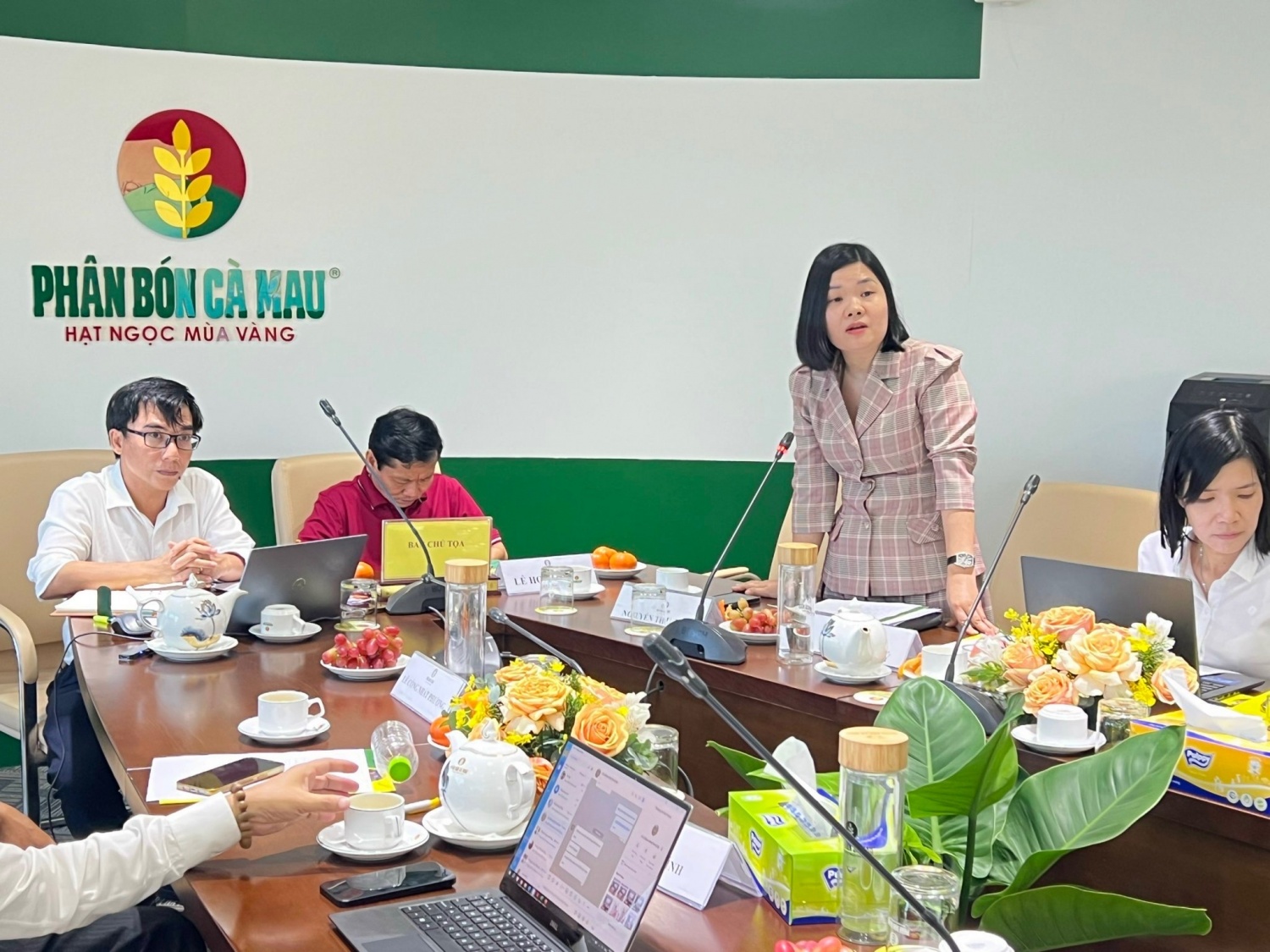 Chị Nguyễn Thu Trang - Trưởng Văn phòng đại diện của PVCFC tại TP HCM - là hình ảnh tiêu biểu của người phụ nữ hiện đại, tự tin, năng động và hài hòa.