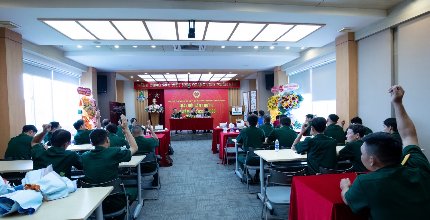 Đại biểu biểu quyết thông qua một số nội dung tại Đại hội