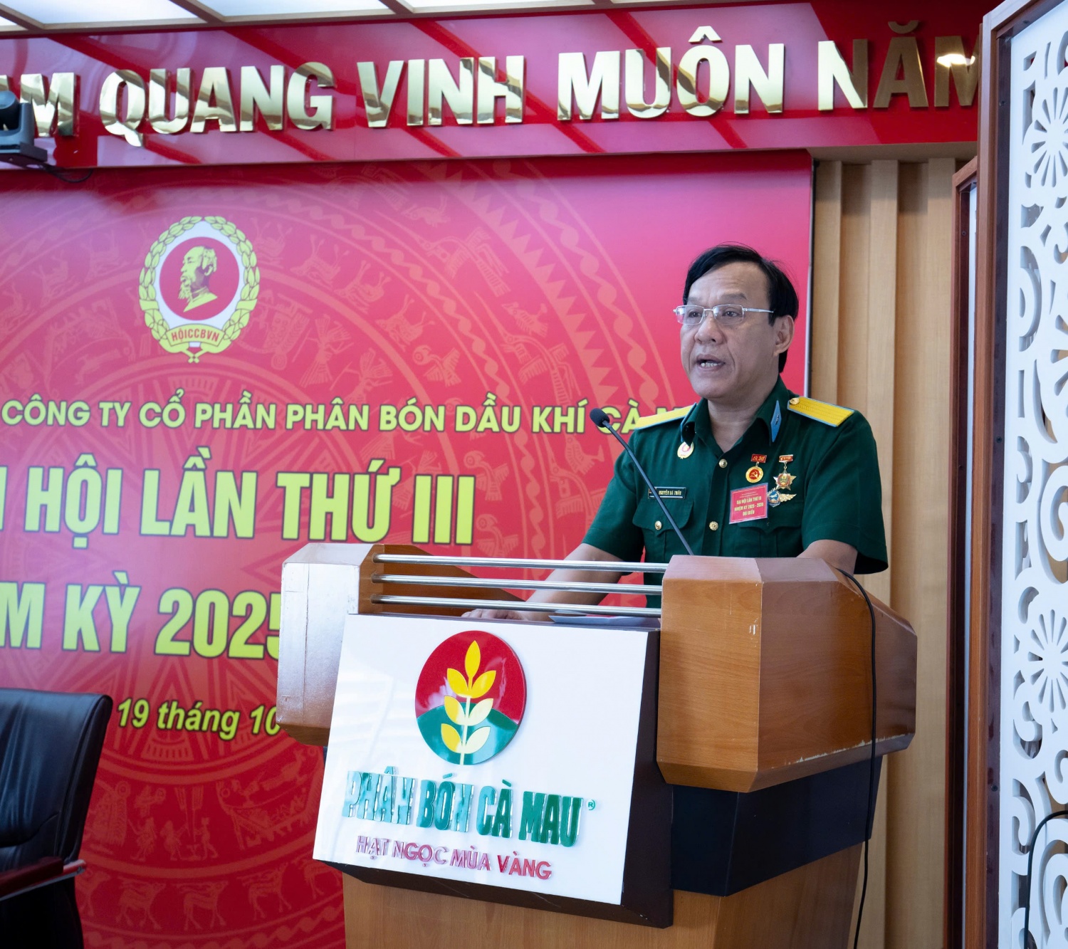 Đồng chí Nguyễn Bá Tuấn - Chủ tịch Hội CCB PVCFC trình bày Báo cáo chính trị tổng kết công tác nhiệm kỳ 2022-2027 và phương hướng nhiệm kỳ 2025-2030