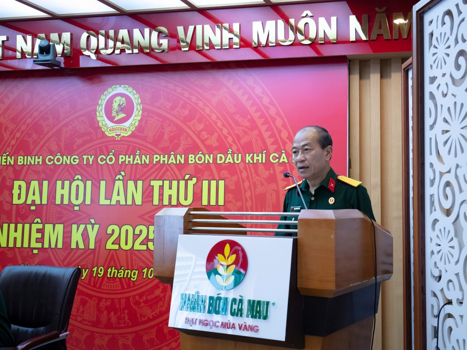 Đồng chí Phạm Quang Dũng - Chủ tịch Hội CCB Tập đoàn ghi nhận, biểu dương những kết quả đạt được của Hội CCB PVCFC