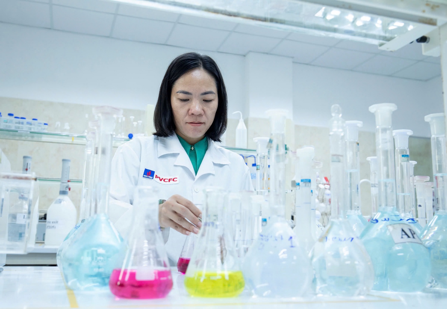 Chị Nguyễn Kim Cương - Phó Trưởng ban Nữ công, Công đoàn PVCFC: Phụ nữ nơi đây ai cũng chịu khó, có trách nhiệm và giỏi chuyên môn.