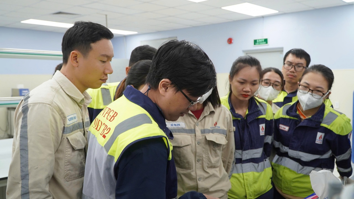 Các thao tác kiểm tra trong phòng hóa nghiệm đòi hỏi sự chính xác tuyệt đối