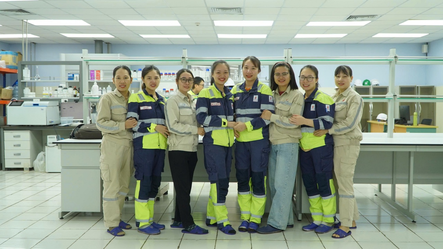 Đội ngũ nữ kỹ sư hóa nghiệm của NMNĐ Thái Bình 2