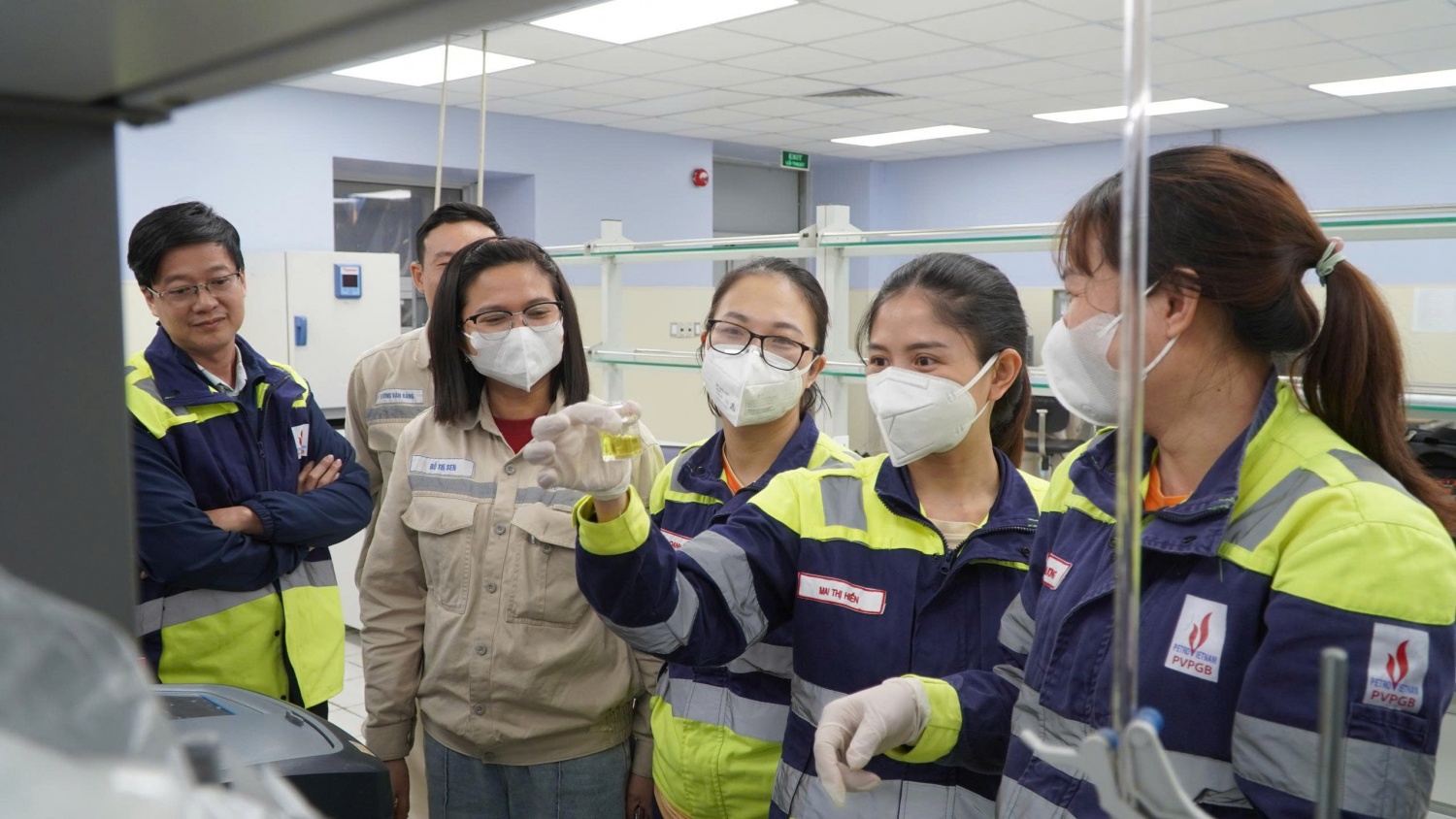 Chị Nguyễn Thị Oanh (thứ 3 từ phải sang) cùng đồng nghiệp kiểm tra mẫu nước lò trước khi phân tích