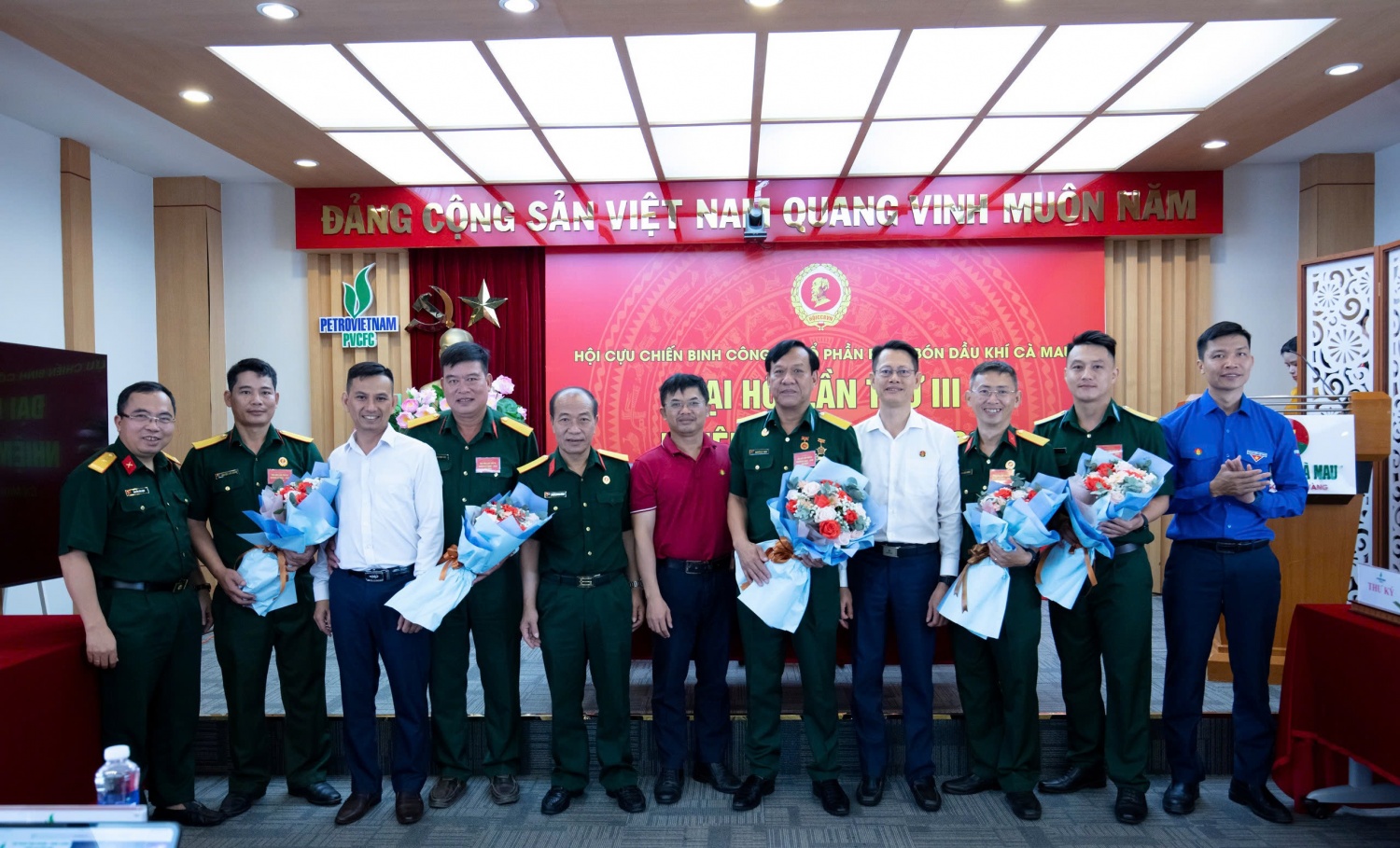 Lãnh đạo Hội CCB Petrovietnam, lãnh đạo và các đoàn thể PVCFC chúc mừng BCH khóa mới Hội CCB Công ty