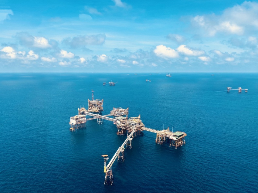 Cụm công trình khẳng định, người lao động Petrovietnam hoàn toàn có thể đứng vững và tiến xa bằng chính trí tuệ và sức sáng tạo của mình. (Ảnh: Hoạt động khai thác dầu khí mỏ Bạch Hổ)