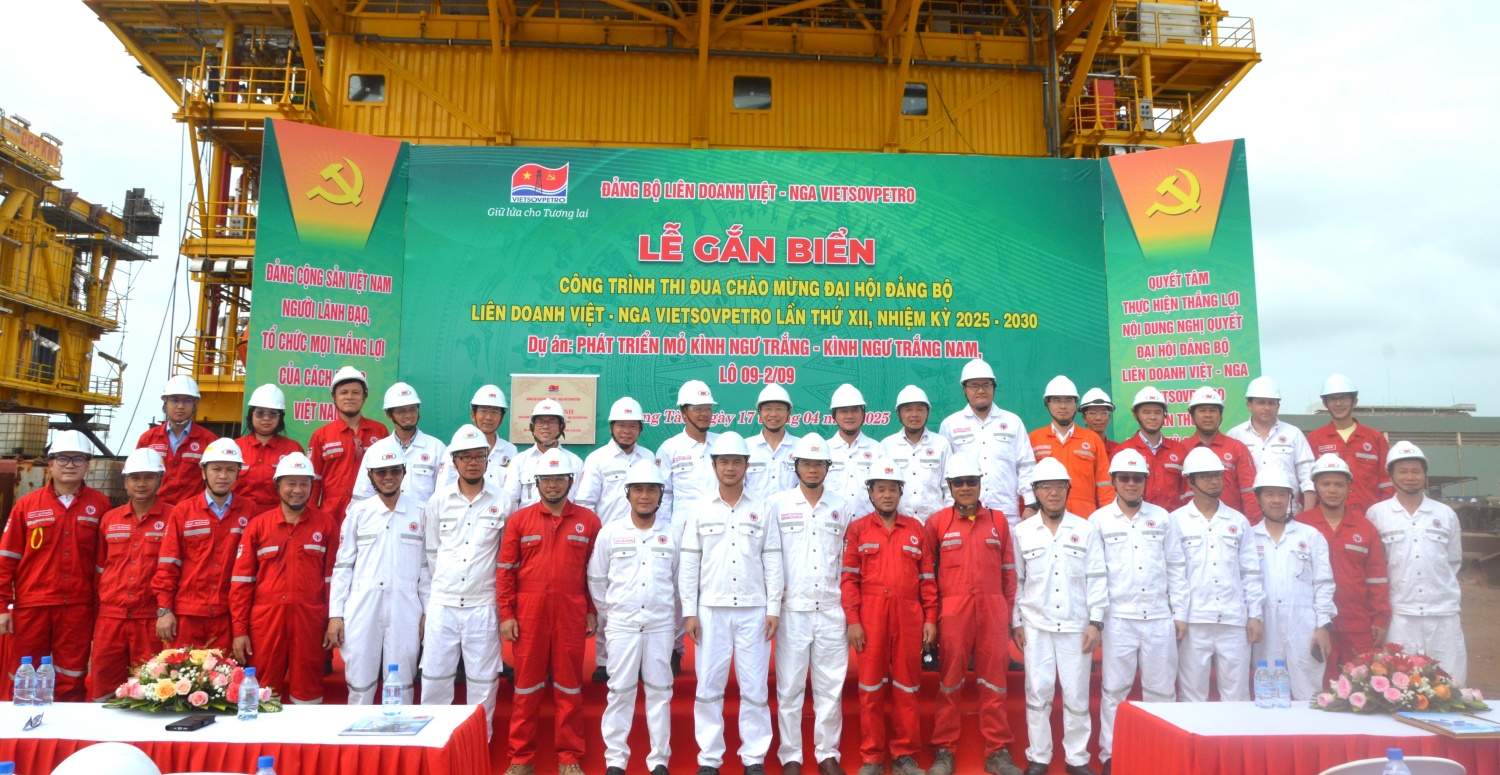 Vietsovpetro tổ chức lễ gắn biển công trình thi đua Dự án phát triển mỏ Kình Ngư Trắng - Kình Ngư Trắng Nam