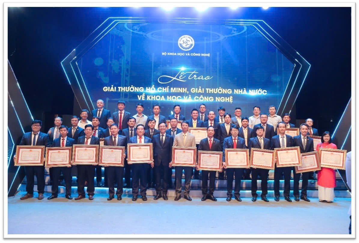 Đại diện Vietsovpetro và các tác giả nhận Giải thưởng Hồ Chí Minh và Giải thưởng Nhà nước về Khoa học công nghệ