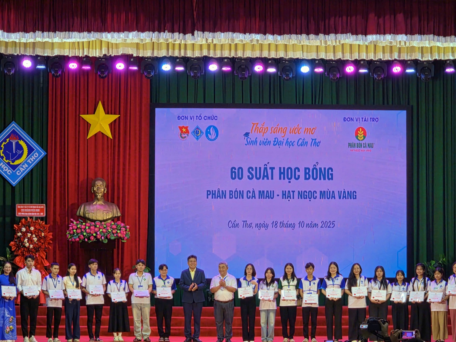 Đây là năm thứ 9 liên tiếp Phân bón Cà Mau trao tặng học bổng “Hạt ngọc mùa vàng” cho Trường Đại học Cần Thơ.