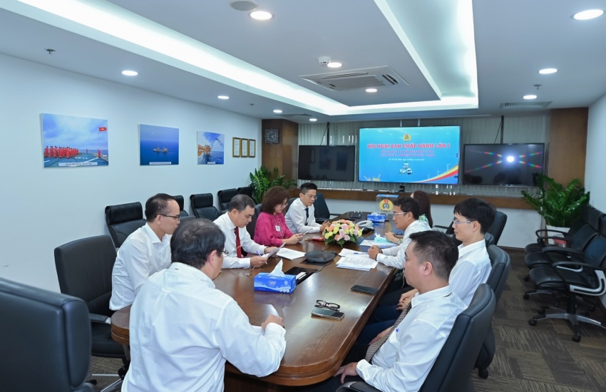 Ban Chấp hành khóa VI họp lần thứ I, bầu ra các chức danh chủ chốt.