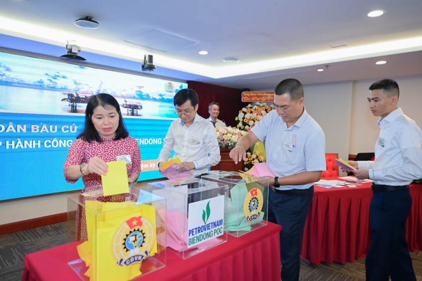 Đại biểu tiến hành các nội dung bầu cử tại Đại hội.