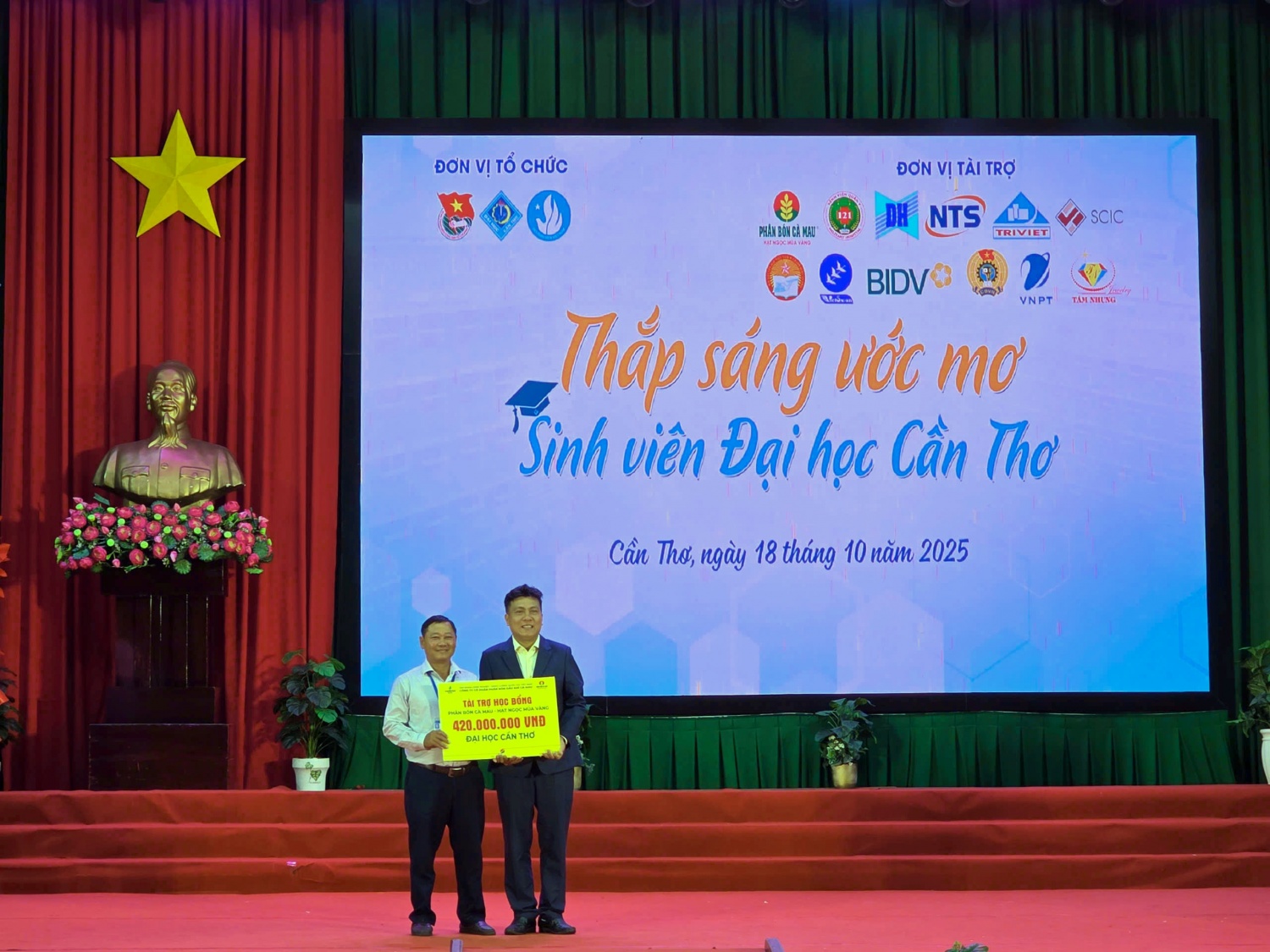 Năm nay, Phân bón Cà Mau trao tặng Trường Đại học Cần Thơ 60 suất học bổng với tổng trị giá 420 triệu đồng.