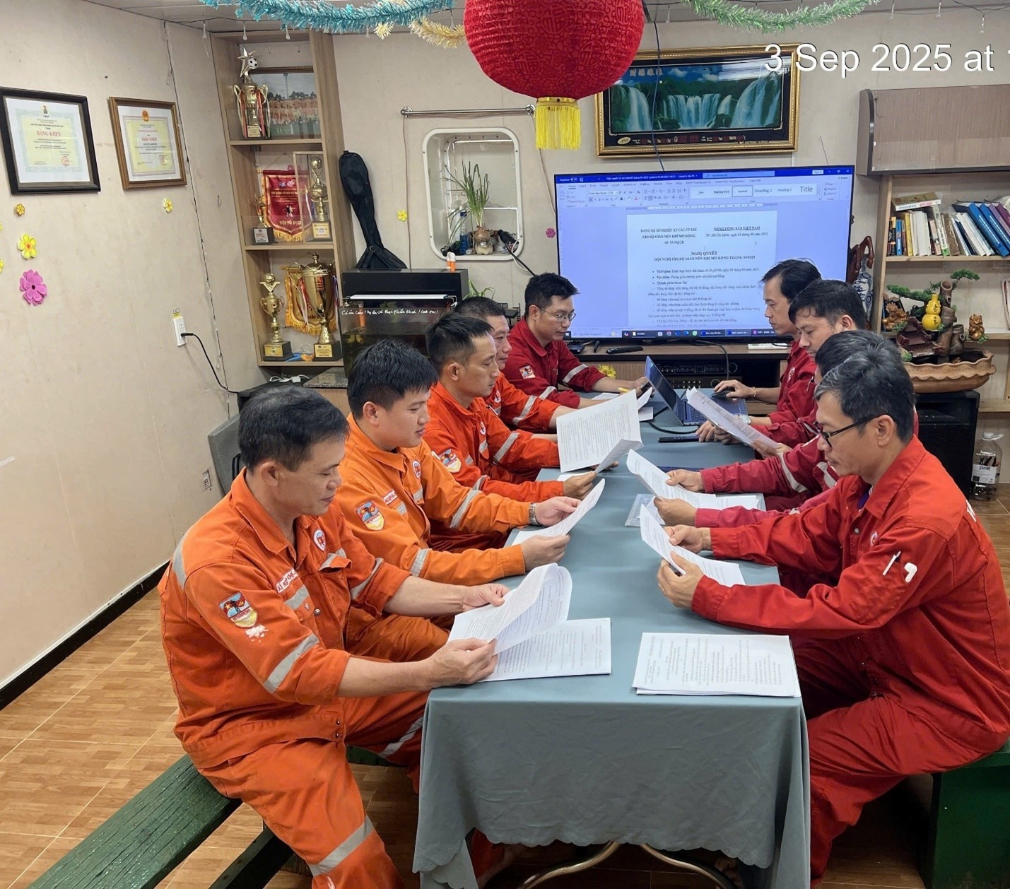 Sinh hoạt Chi bộ trên giàn khí nén mỏ Rồng.