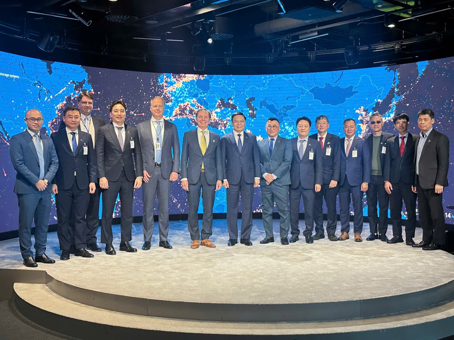 Đoàn công tác Petrovietnam cùng đại diện lãnh đạo Wartsila