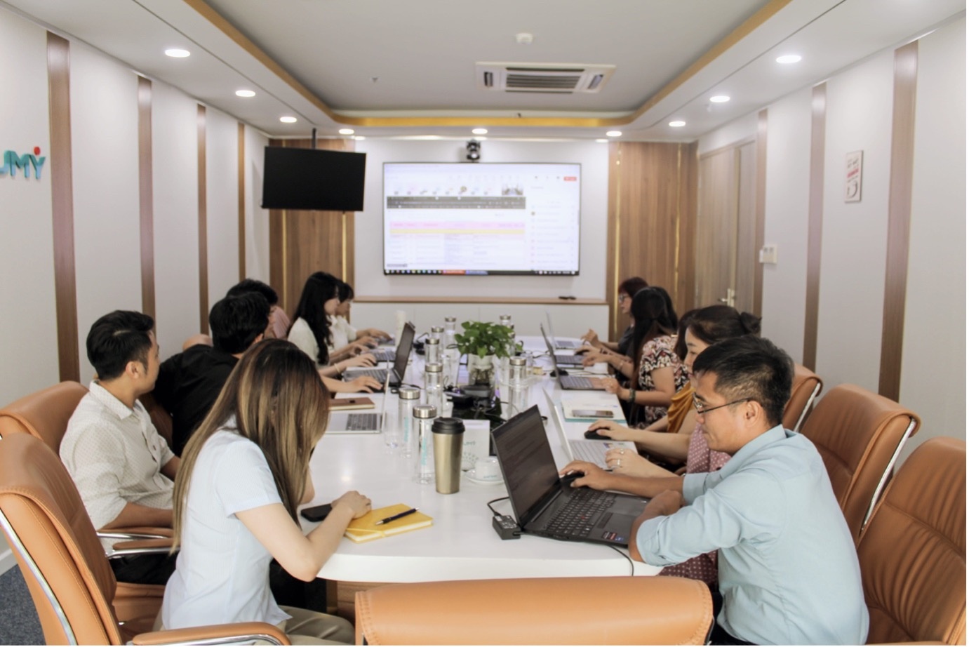HRM hứa hẹn sẽ trở thành nền tảng cốt lõi giúp gắn kết con người, nâng cao hiệu suất toàn hệ thống. HRM hứa hẹn sẽ trở thành nền tảng cốt lõi giúp gắn kết con người, nâng cao hiệu suất toàn hệ thống.