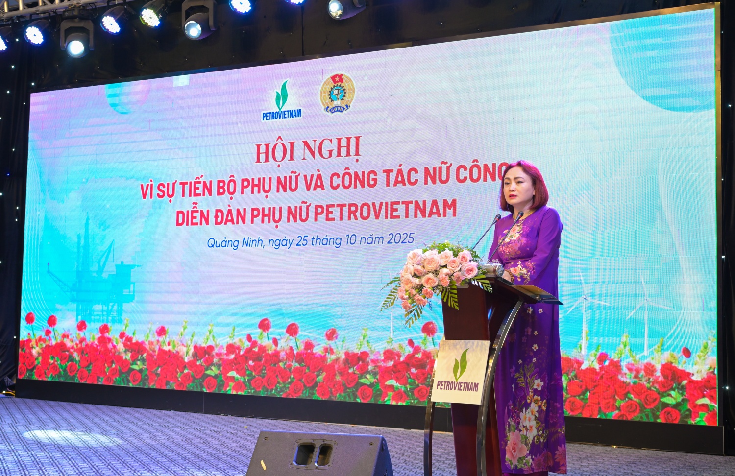 Đồng chí Nghiêm Thùy Lan, Chủ tịch Công đoàn Petrovietnam: Đây không chỉ là dịp tổng kết công tác vì sự tiến bộ của phụ nữ năm 2025, mà còn là diễn đàn ý nghĩa để chia sẻ, truyền cảm hứng, lan tỏa tinh thần thi đua “Giỏi việc nước, đảm việc nhà”, khẳng định vai trò, trí tuệ và bản lĩnh của phụ nữ Petrovietnam trong hành trình kiến tạo tương lai.