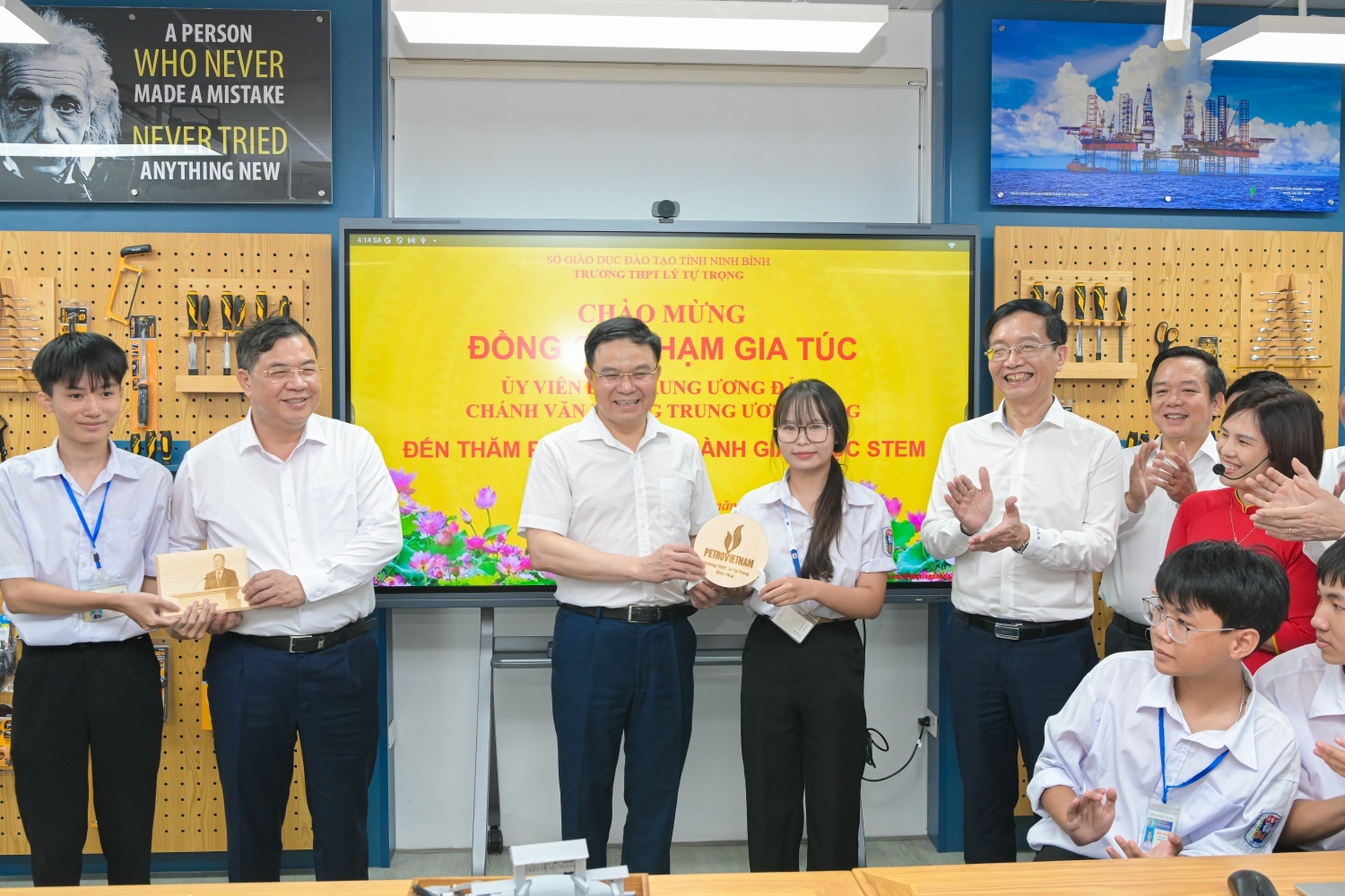 Tại phòng thực hành STEM Trường THPT Lý Tự Trọng, các em học sinh đã trực tiếp chế tác những món quà lưu niệm bằng máy khắc và gửi tặng đồng chí Phạm Gia Túc - Ủy viên Trung ương Đảng, Chánh Văn phòng Trung ương Đảng và đồng chí Lê Mạnh Hùng – Bí thư Đảng ủy, Chủ tịch HĐTV Petrovietnam Tại phòng thực hành STEM Trường THPT Lý Tự Trọng, các em học sinh đã trực tiếp chế tác những món quà lưu niệm bằng máy khắc và gửi tặng đồng chí Phạm Gia Túc - Ủy viên Trung ương Đảng, Chánh Văn phòng Trung ương Đảng và đồng chí Lê Mạnh Hùng – Bí thư Đảng ủy, Chủ tịch HĐTV Petrovietnam