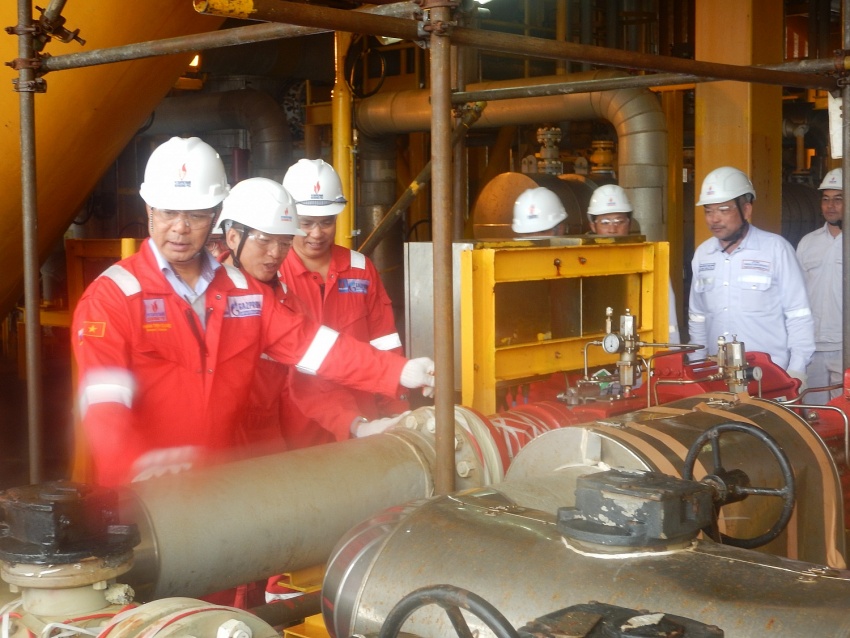 Tổng Giám đốc BIENDONG POC Phạm Tiến Dũng kiểm tra hoạt động trên giàn PQP-HT