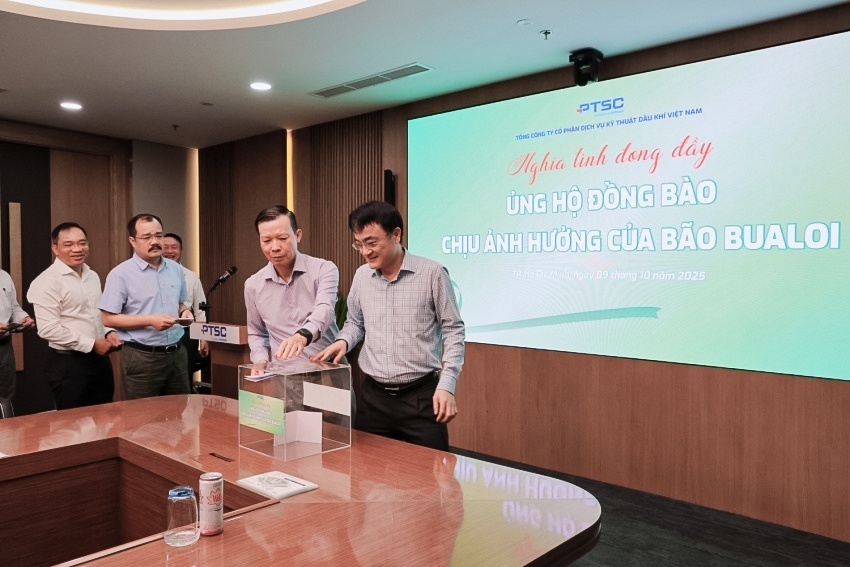 Đồng chí Phan Thanh Tùng, Chủ tịch HĐQT PTSC và cán bộ, người lao động PTSC ủng hộ đồng bào chịu ảnh hưởng của bão 
