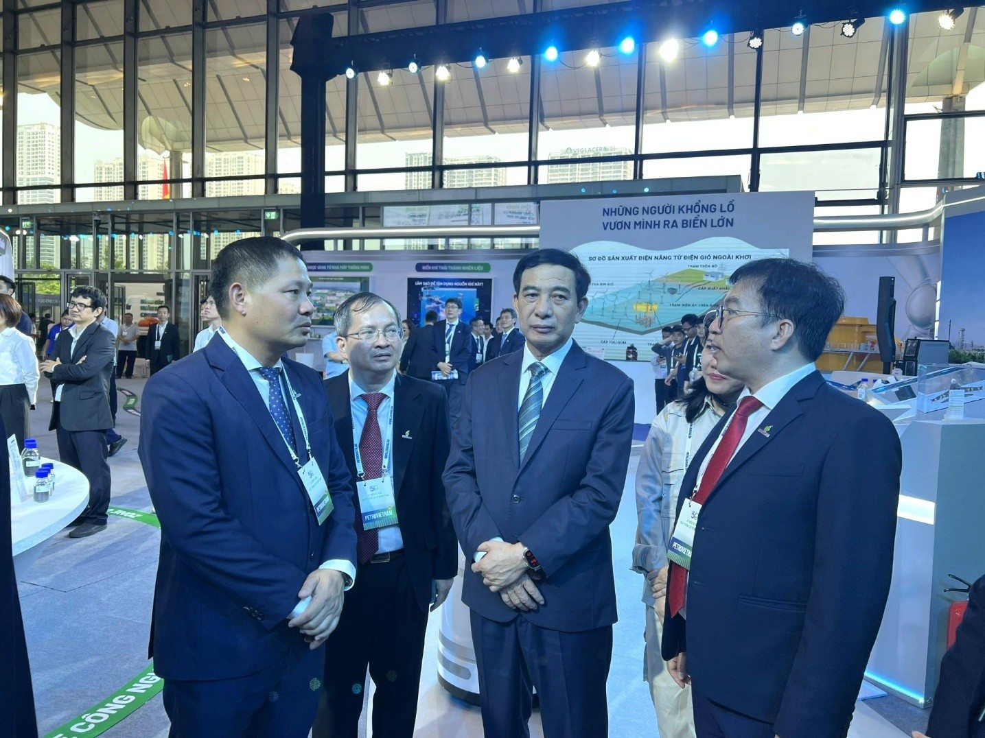 Chủ tịch HĐQT BSR Bùi Ngọc Dương và Tổng Giám đốc BSR Nguyễn Việt Thắng báo cáo quá trình sản xuất, cung ứng nhiên liệu quốc phòng với Đại tướng Phan Văn Giang - Ủy viên Bộ Chính trị, Bộ trưởng Bộ Quốc phòng