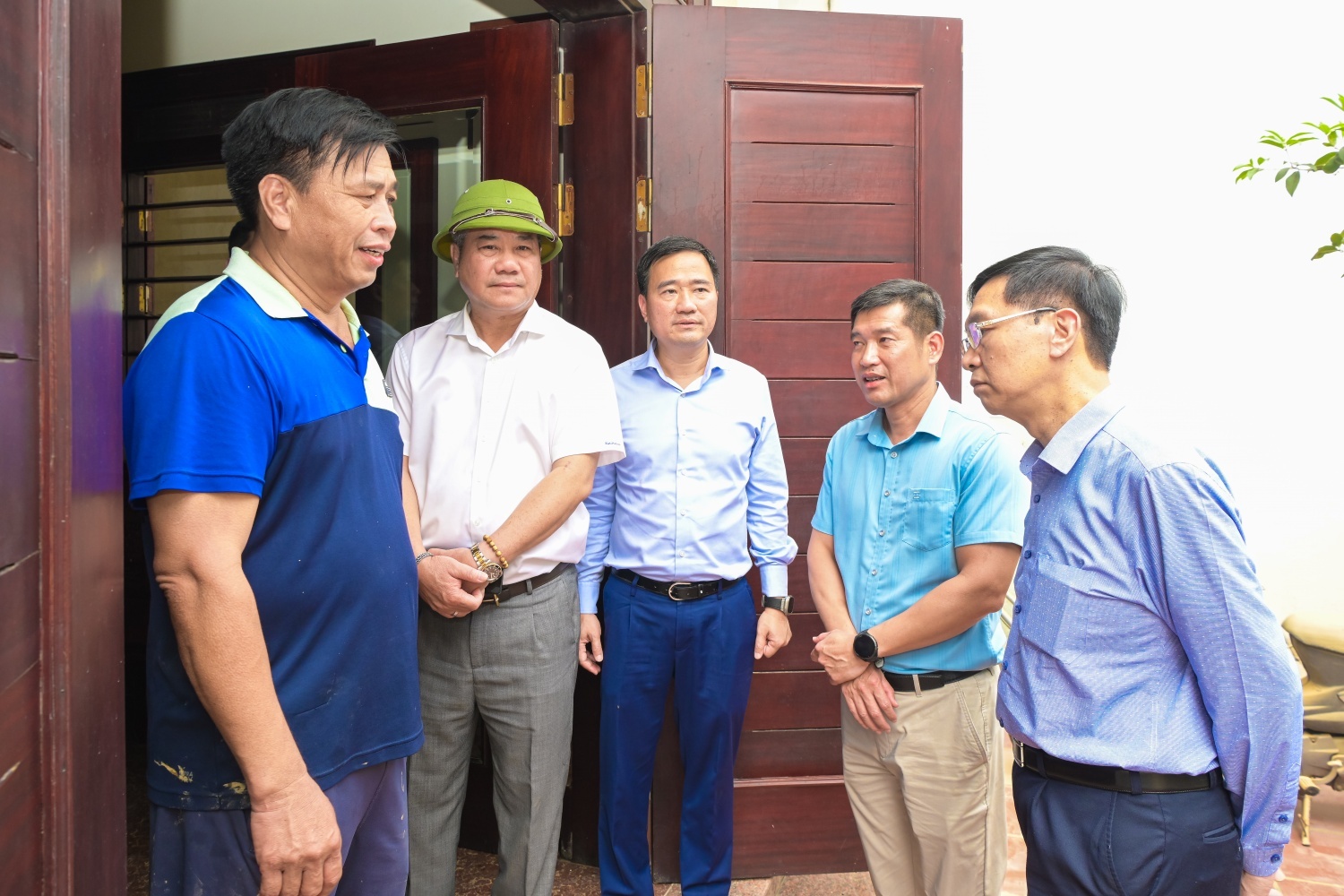Đồng chí Trần Quang Dũng - Phó Bí thư Thường trực Đảng ủy Tập đoàn, đồng chí Đỗ Chí Thanh - Phó Tổng Giám đốc Tập đoàn và đồng chí Vũ Anh Tuấn - Phó Chủ tịch Công đoàn Tập đoàn thăm hỏi, chia sẻ với người lao động PVOIL chịu ảnh hưởng do bão