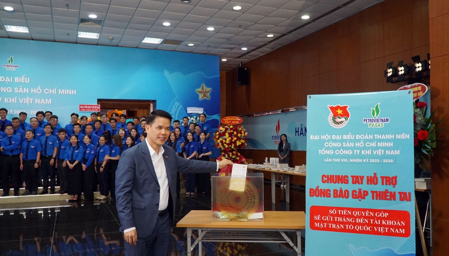 Đồng chí Phạm Văn Phong, Tổng Giám đốc PV GAS ủng hộ đồng bào bị ảnh hưởng bởi bão lũ