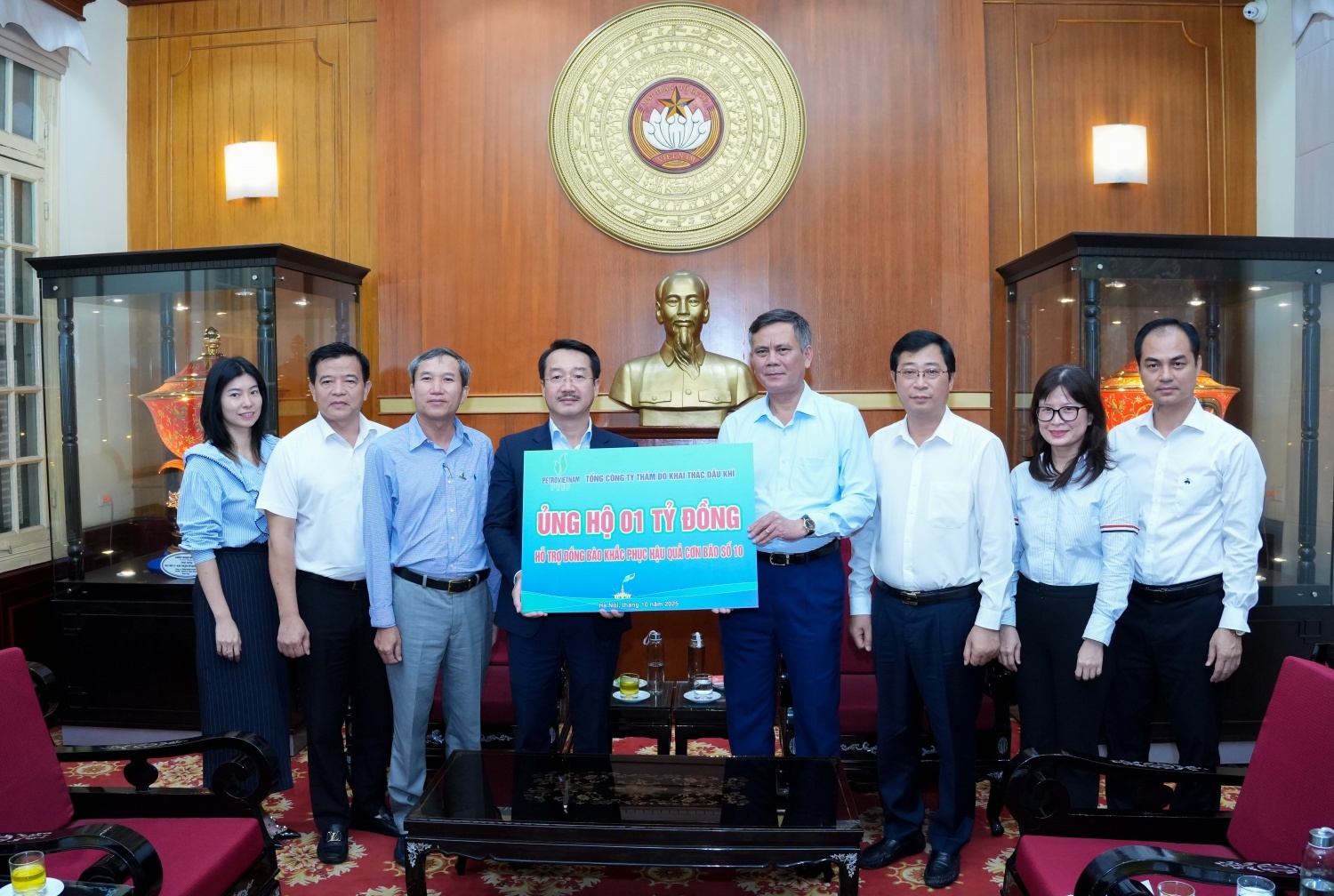 Đại diện PVEP, đồng chí Nguyễn Thiện Bảo - Tổng Giám đốc trao hỗ trợ cho đồng bào các địa phương bị ảnh hưởng bởi bão số 10 thông qua Ủy ban Trung ương Mặt trận Tổ quốc Việt Nam – đồng chí Trần Thắng - Phó Bí thư Đảng ủy Mặt trận Tổ quốc Việt Nam đại diện tiếp nhận