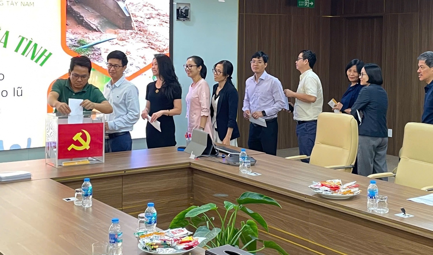 Người lao động các đơn vị thành viên Tập đoàn chung tay quyên góp giúp bà con vùng bão lũ nhanh chóng ổn định cuộc sống sau thiên tai