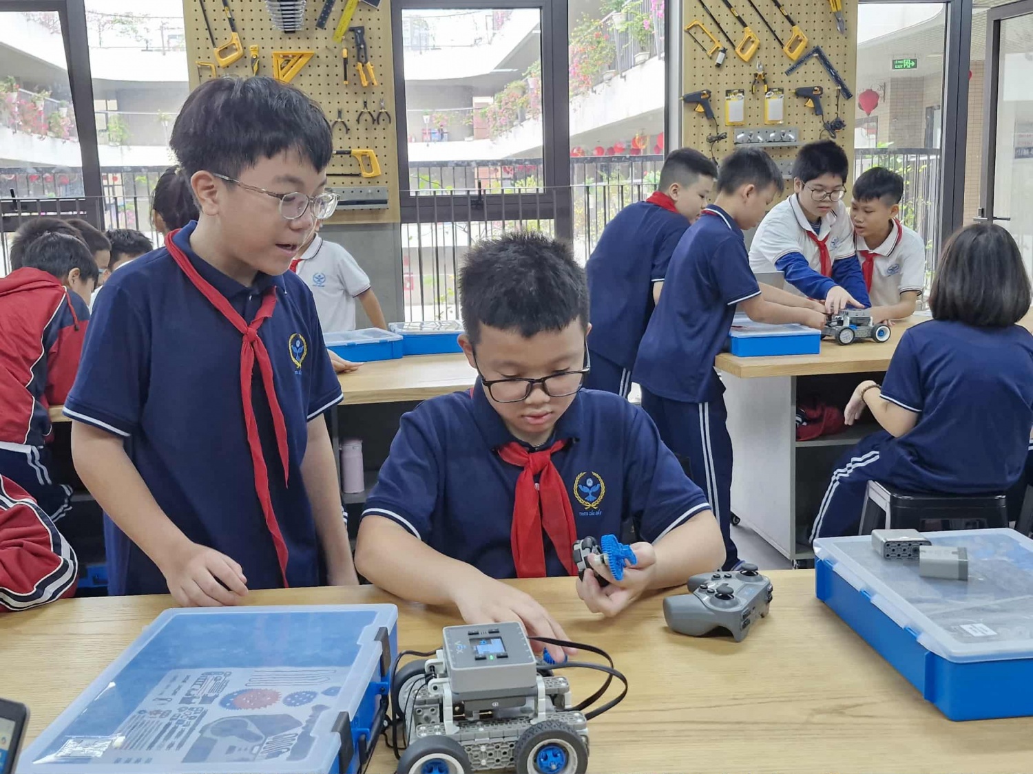 Phòng thực hành STEM không chỉ mang đến thiết bị, mà còn khơi dậy trong các em khát vọng lớn, khát vọng học hỏi, sáng tạo và vươn xa.