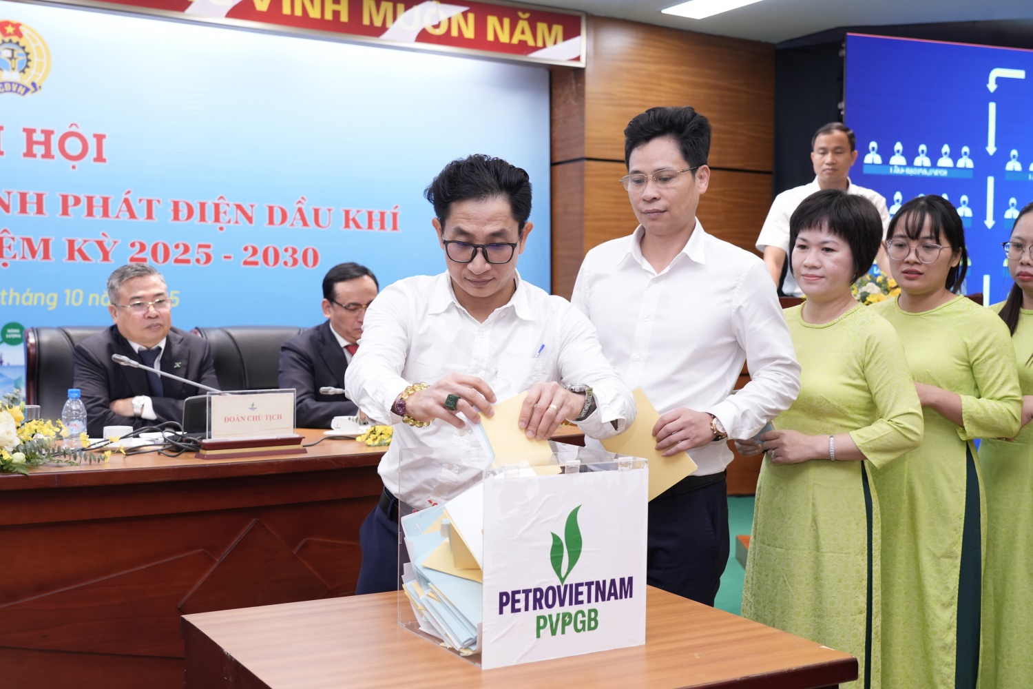 Các đại biểu bỏ phiếu tại Đại hội.