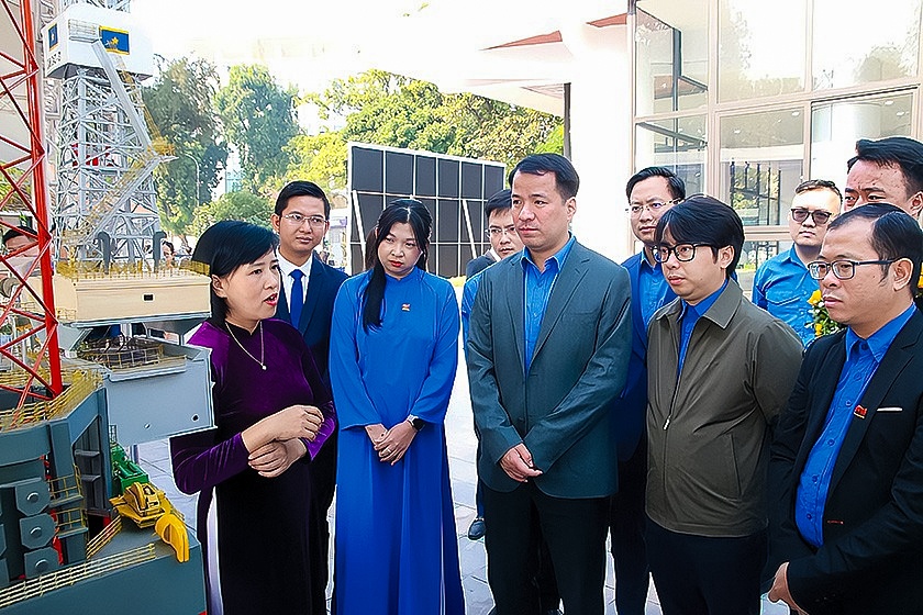 Bí thư Trung ương Đoàn TNCS Hồ Chí Minh Ngô Văn Cương tham quan, lắng nghe trình bày về các công trình sáng tạo của tuổi trẻ Petrovietnam được vinh danh tại Liên hoan Tuổi trẻ Sáng tạo khu vực miền Bắc 2024.
