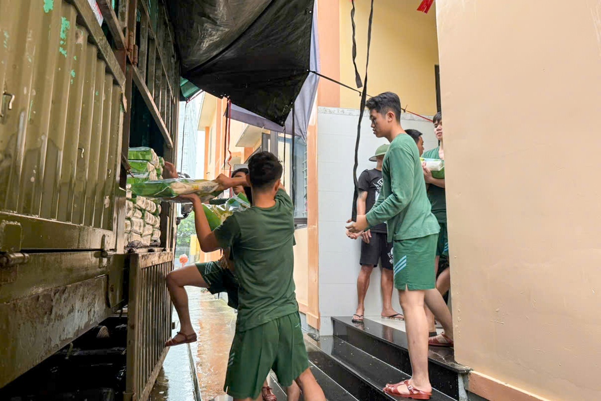 Trong ngày 2/11, hàng tấn hàng hóa là các nhu yếu phẩm của Petrovietnam để hỗ trợ cho đồng bào Đà Nẵng đã được vận chuyển kịp thời đến điểm tiếp nhận của thành phố.