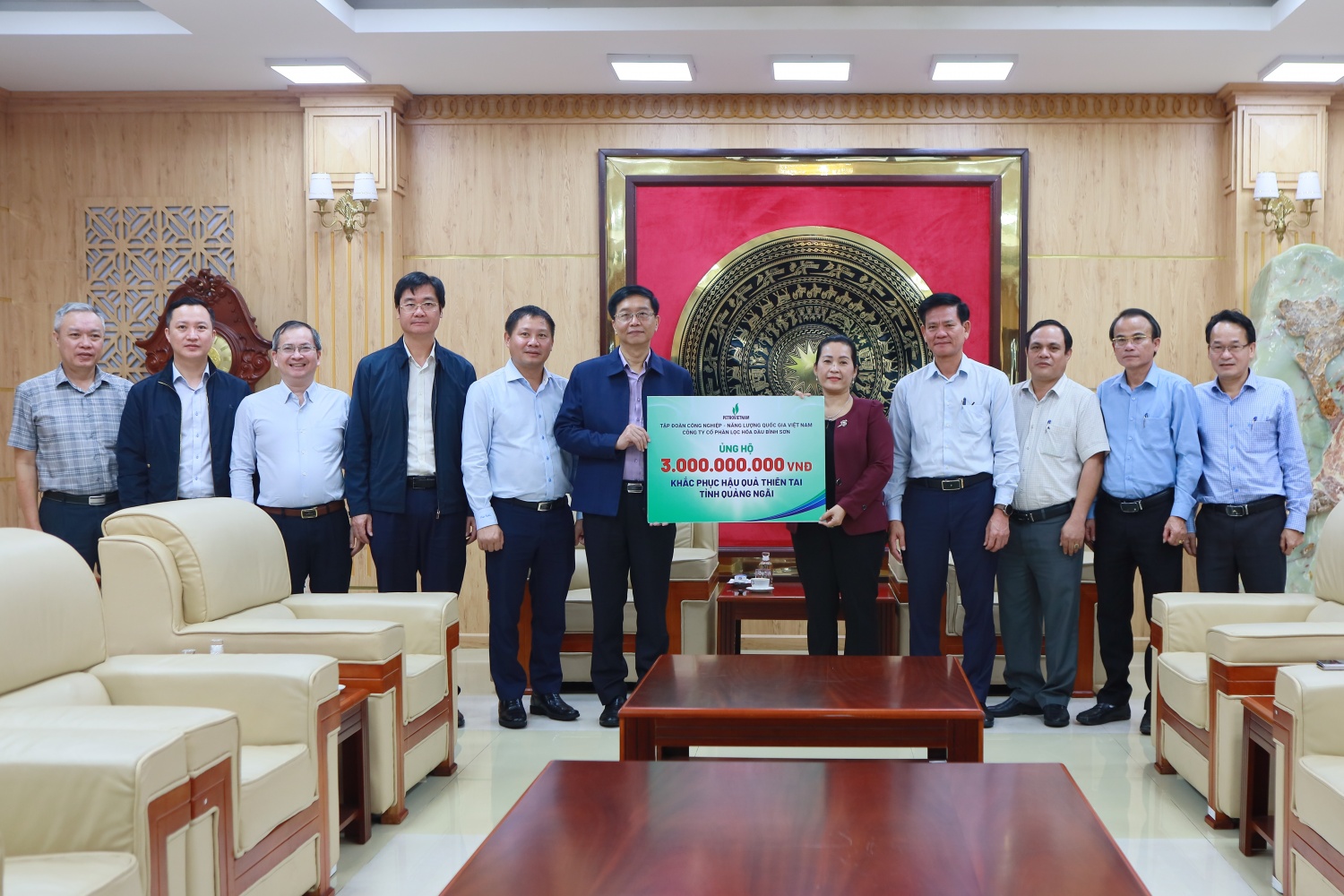 Đoàn công tác Petrovietnam trao biểu trưng ủng hộ 3 tỷ đồng cho tỉnh Quảng Ngãi.