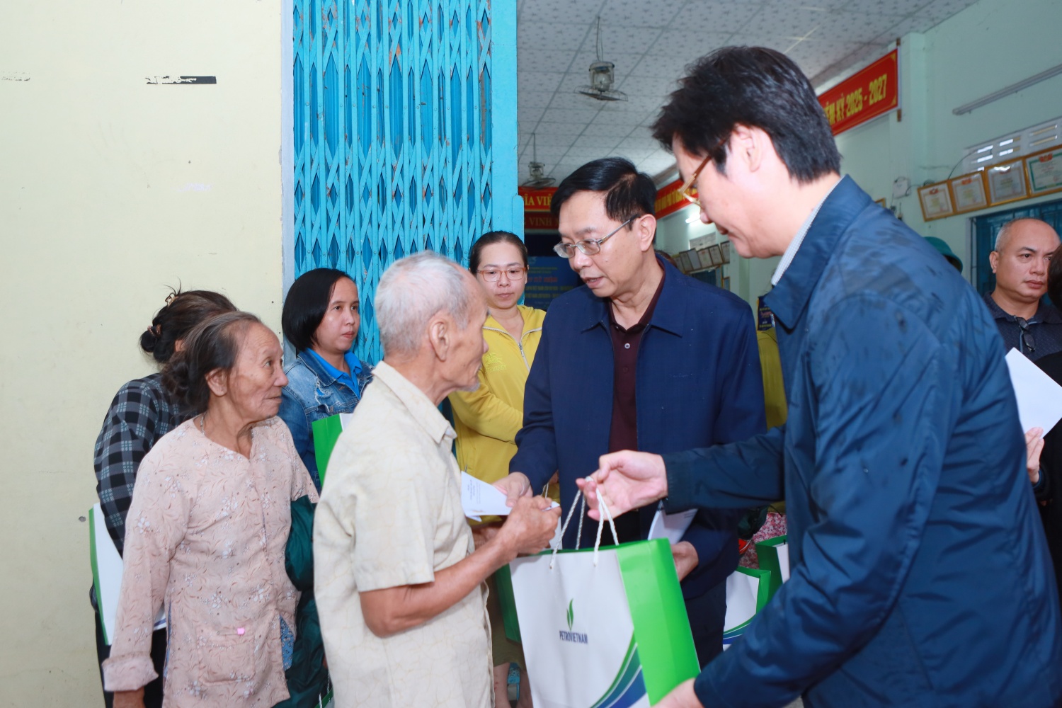 Đoàn công tác của Petrovietnam tặng quà cho bà con khối phố Tứ Câu, phường Điện Ngọc, TP Đà Nẵng. Từ năm 2020, chỉ tính riêng 4 địa phương gồm Quảng Trị, Huế, Đà Nẵng, Quảng Ngãi; Petrovietnam và các đơn vị thành viên triển khai nhiều chương trình, hoạt động ASXH có ý nghĩa trong các lĩnh vực như giáo dục, y tế, vì người nghèo, phòng chống Covid, khắc phục hậu quả thiên tai… với tổng giá trị là 455,2 tỷ đồng.