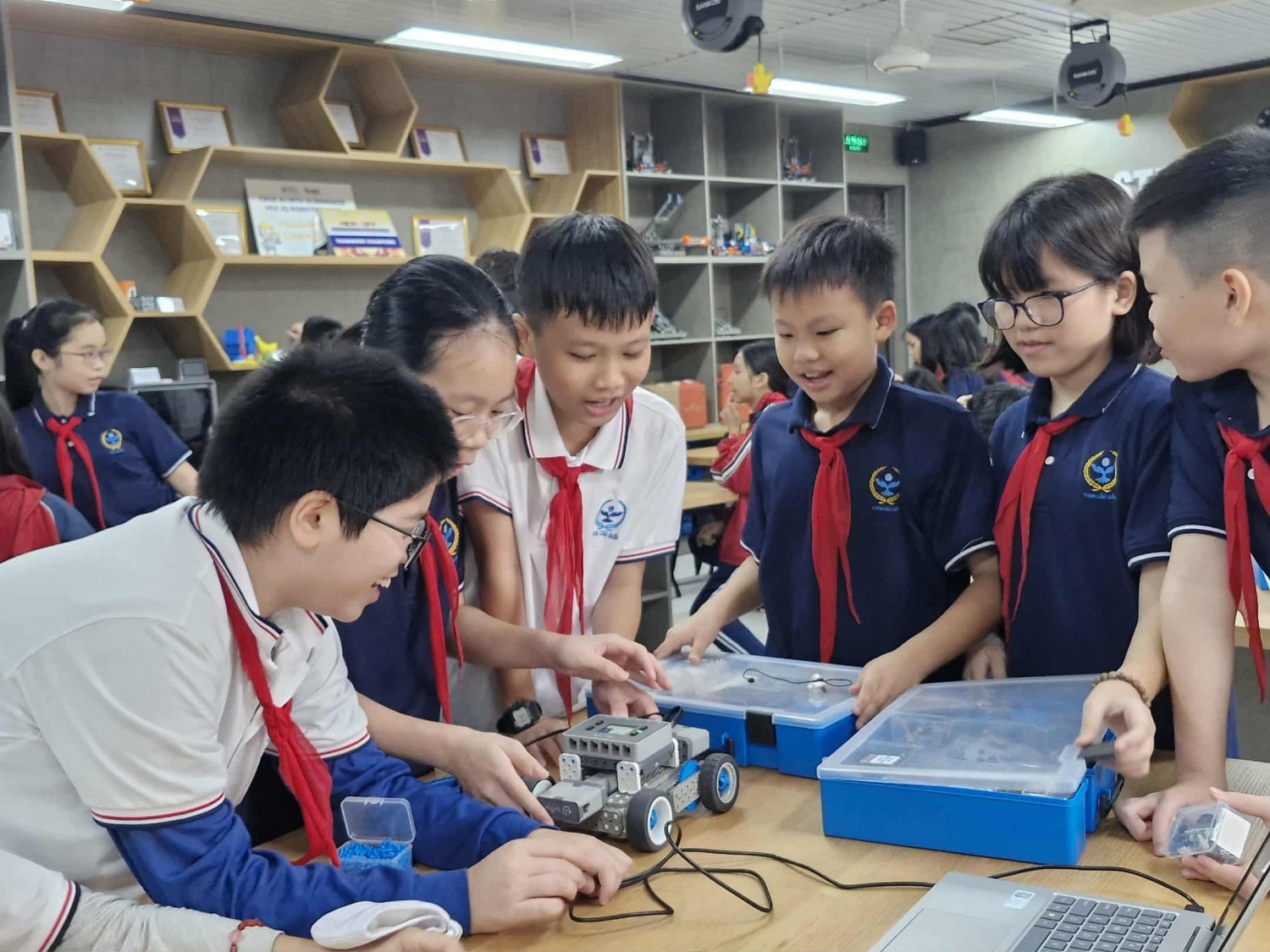 Mỗi góc học tập trong phòng thực hành STEM Petrovietnam tại Trường THCS Cầu Giấy đều được thiết kế mở, giúp học sinh có thể dễ dàng di chuyển, thảo luận và làm việc nhóm.