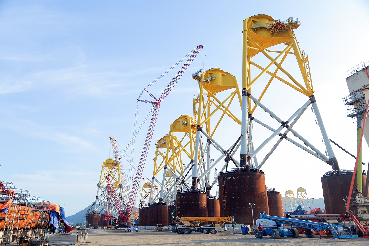 Công trường thi công chân đế điện gió ngoài khơi của Petrovietnam tại Vũng Tàu - TP Hồ Chí Minh