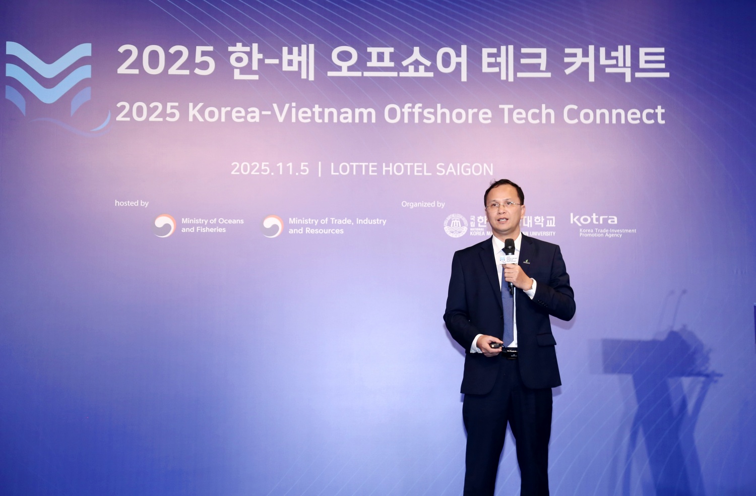 PGS.TS Lê Văn Sỹ giới thiệu năng lực, kinh nghiệm và định hướng hợp tác của PVMR trong lĩnh vực bảo dưỡng - sửa chữa công trình dầu khí, dịch vụ kỹ thuật ngoài khơi và năng lượng