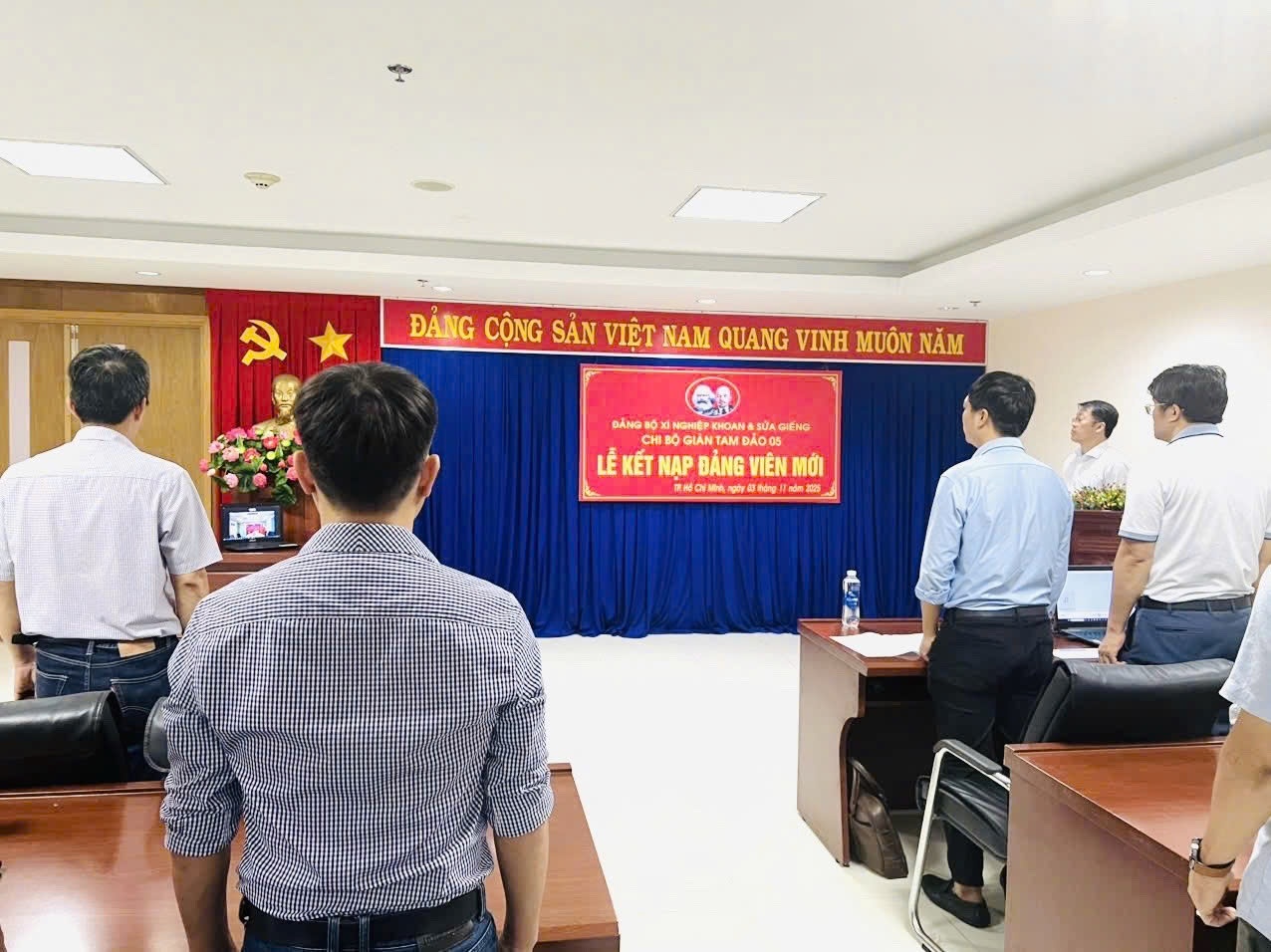 Chi bộ Giàn Tam Đảo 05 tổ chức lễ kết nạp đảng viên mới
