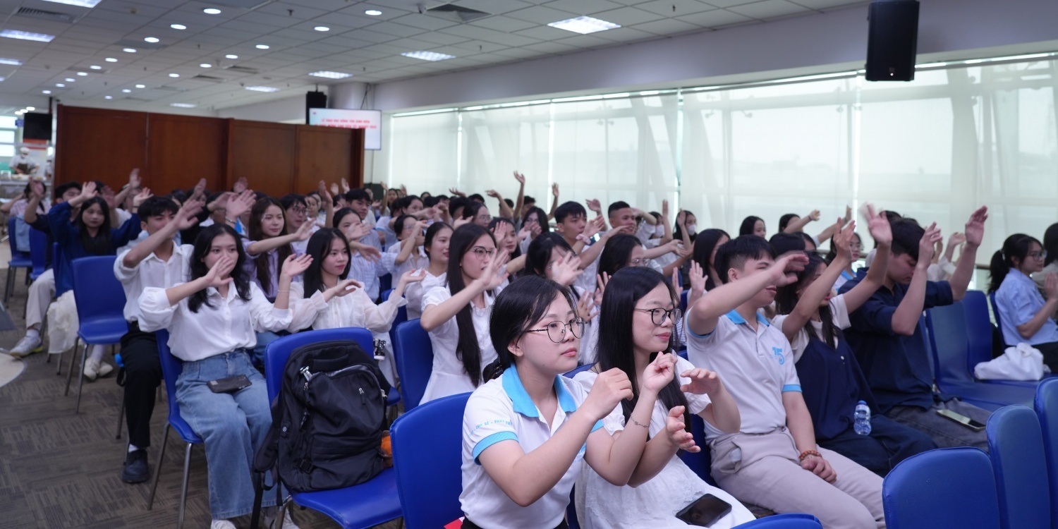Các sinh viên hiếu học đạt thành tích xuất sắc dự Lễ trao học bổng từ Quỹ học bổng Thắp Sáng Niềm Tin, khu vực phía Bắc, năm 2025.